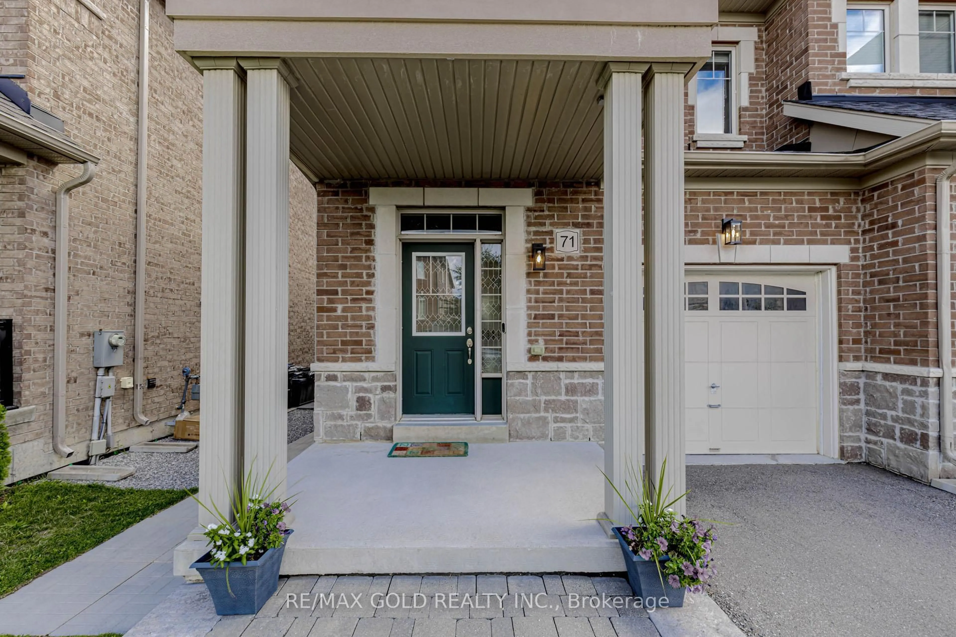 Indoor entryway for 71 Fortis Cres, Bradford West Gwillimbury Ontario L3Z 0W2