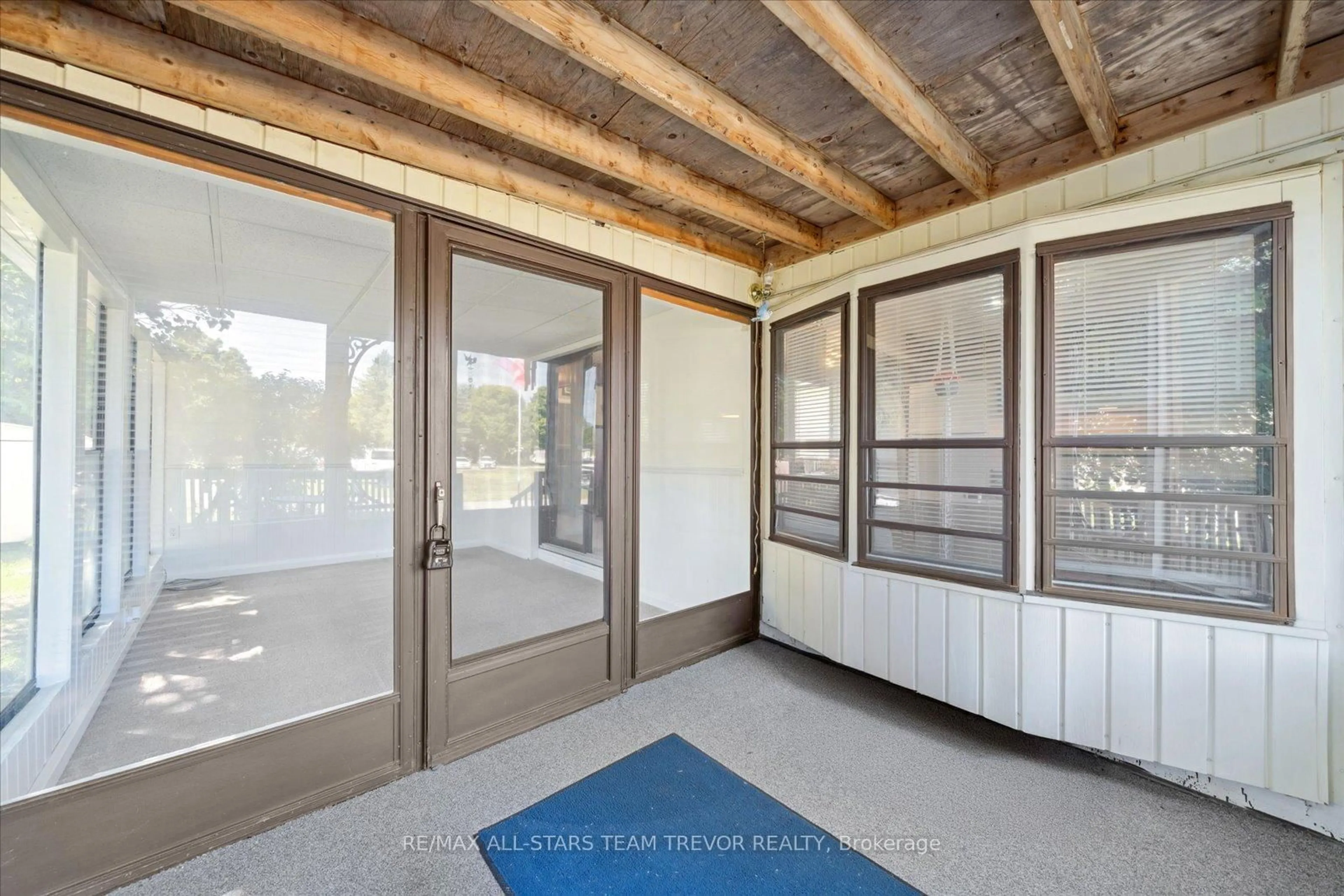 Indoor entryway for 285 Crydermans Sdrd ##336, Georgina Ontario L0E 1A0