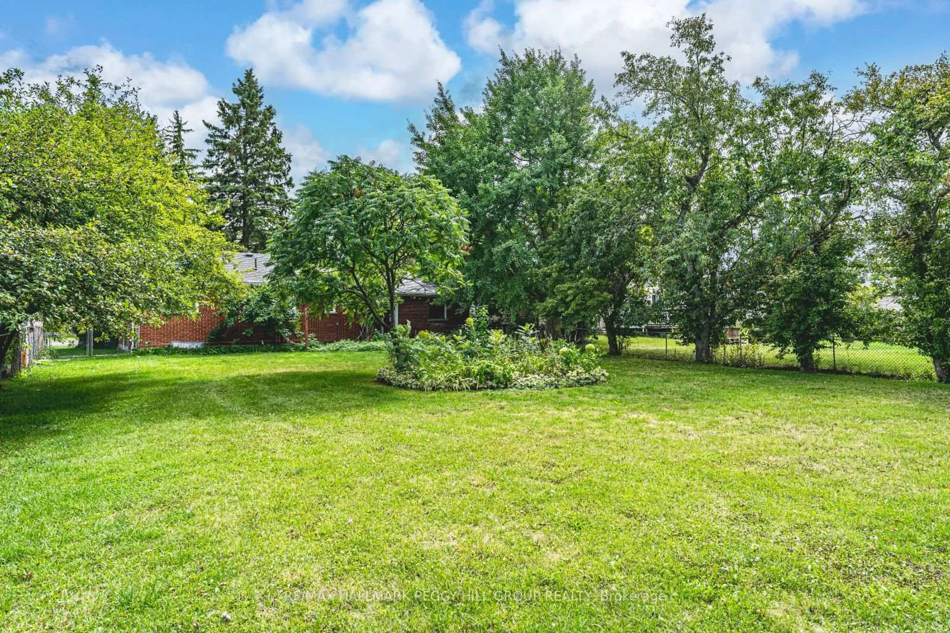 Patio, forest/trees view for 1986 Victoria St, Innisfil Ontario L9S 1K2