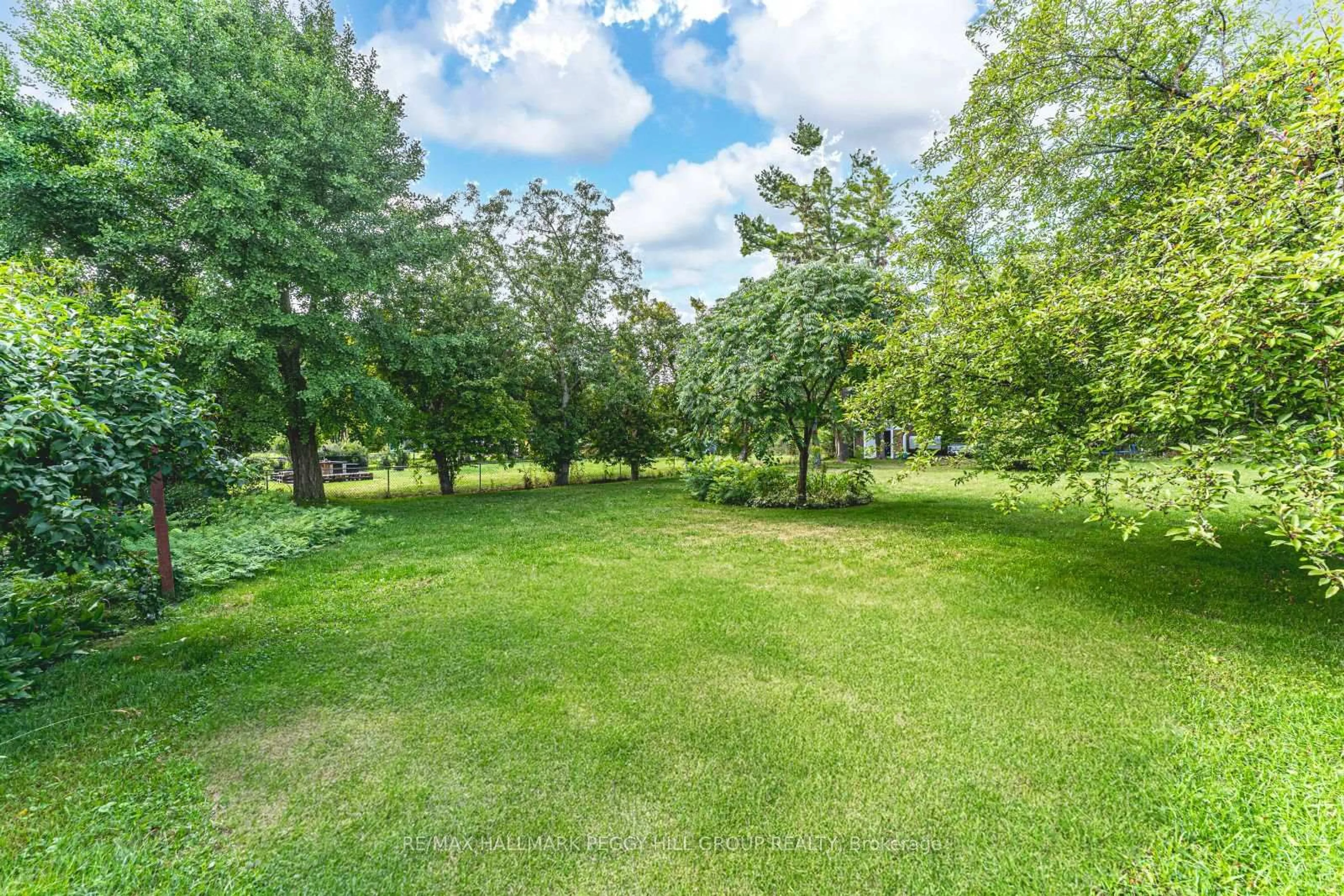 A pic from outside/outdoor area/front of a property/back of a property/a pic from drone, forest/trees view for 1986 Victoria St, Innisfil Ontario L9S 1K2