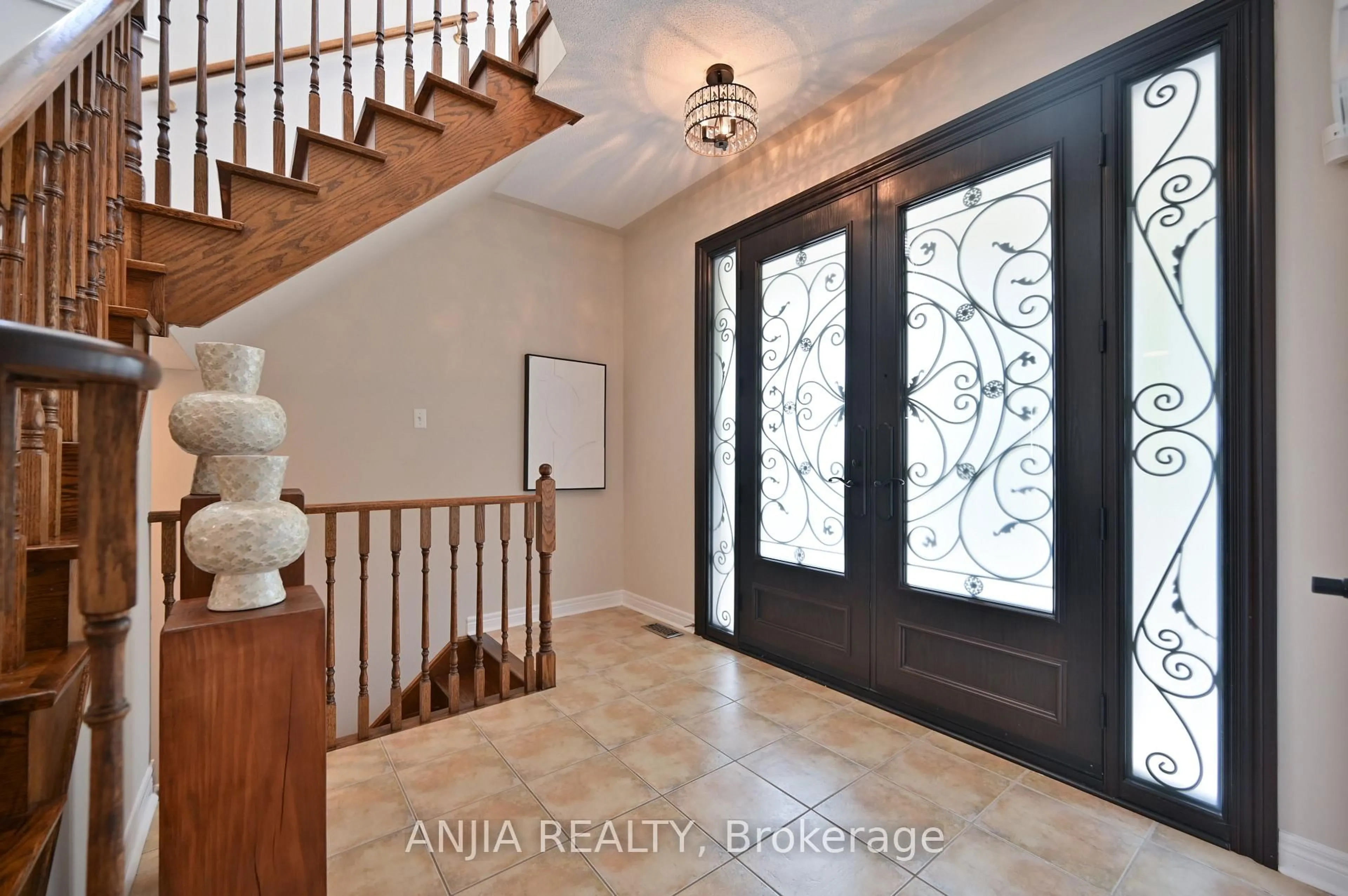 Indoor entryway for 151 Manley Ave, Whitchurch-Stouffville Ontario L4A 0C5