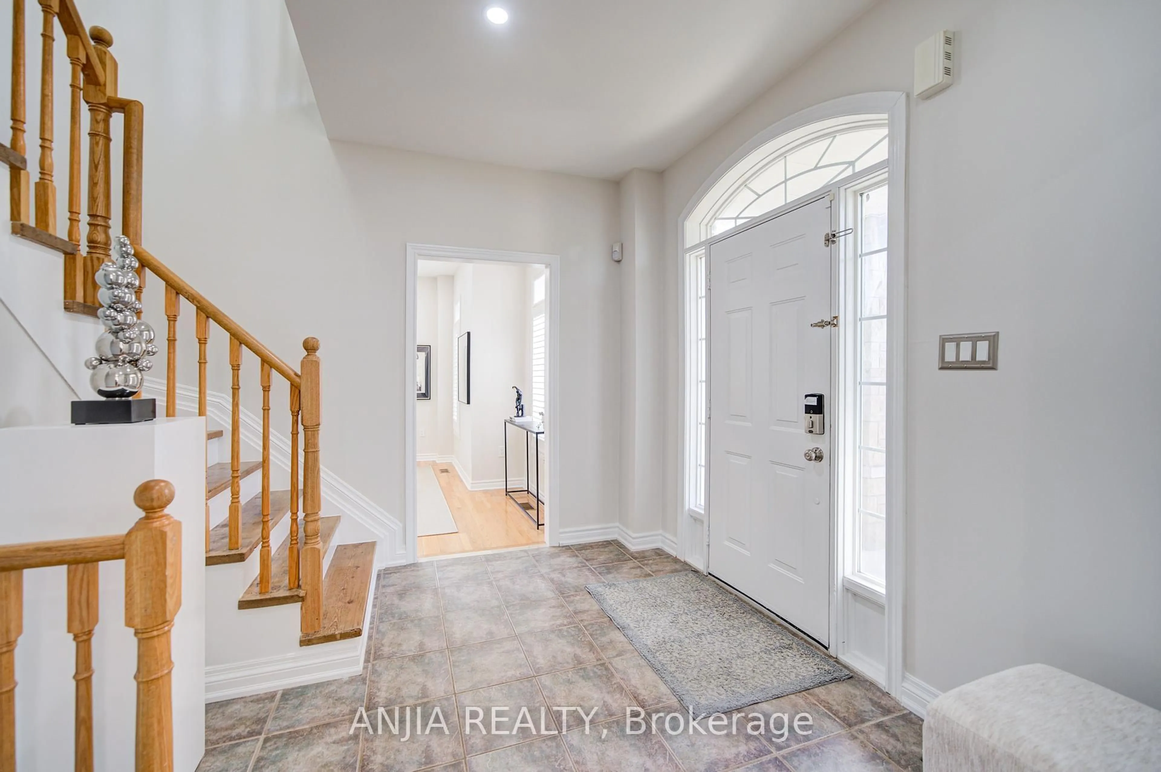 Indoor entryway for 4 James Ratcliff Ave, Whitchurch-Stouffville Ontario L4A 1P2