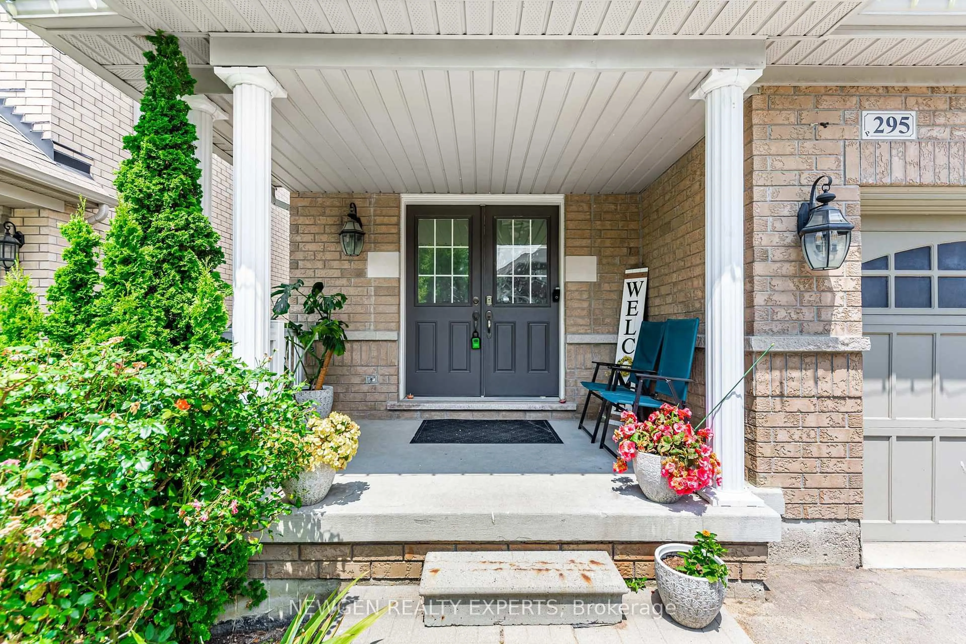 Indoor entryway for 295 Petticoat Rd, Vaughan Ontario L6A 0M3