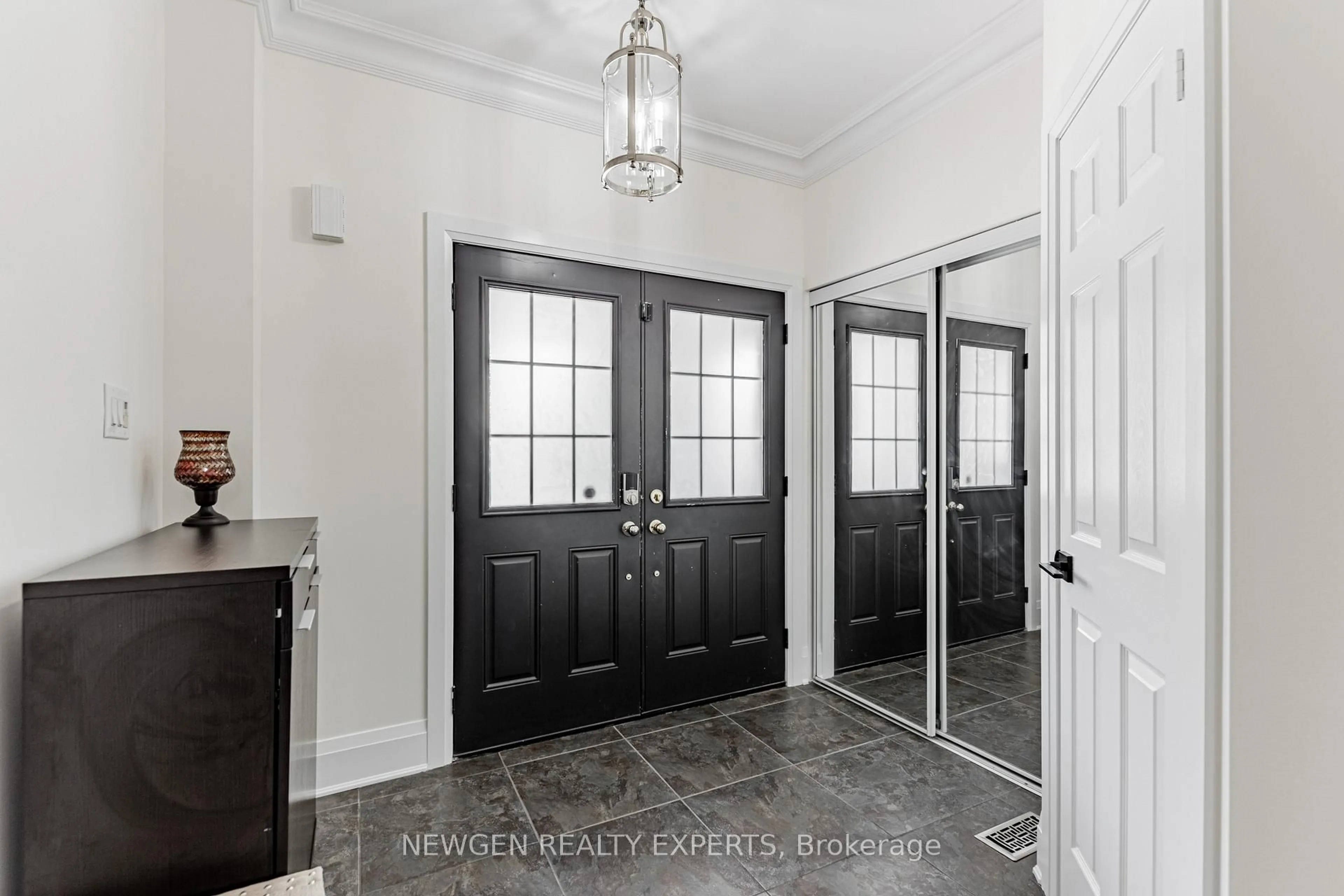 Indoor entryway for 295 Petticoat Rd, Vaughan Ontario L6A 0M3