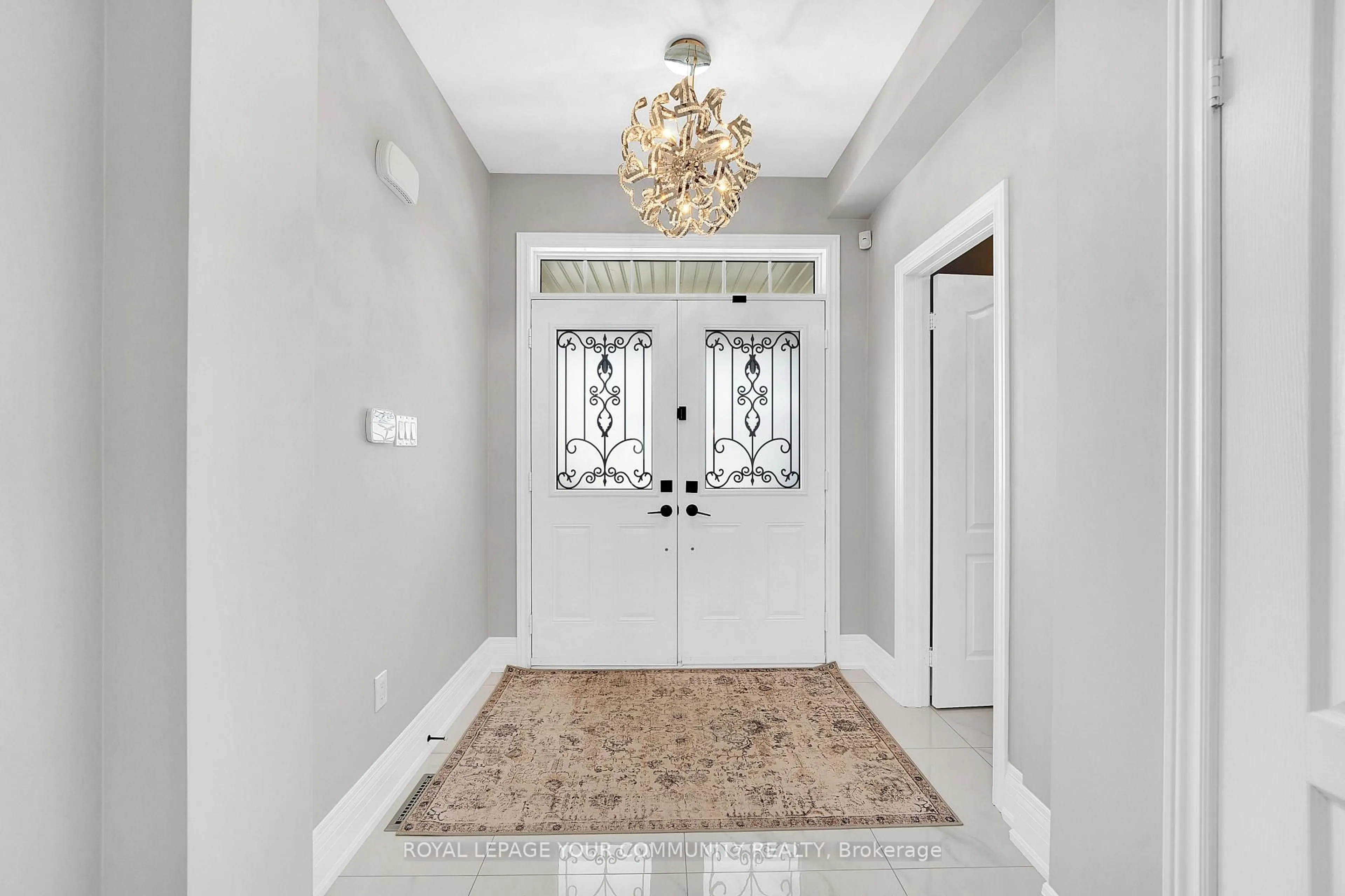 Indoor entryway for 306 West Lawn Cres, Whitchurch-Stouffville Ontario L4A 0B3