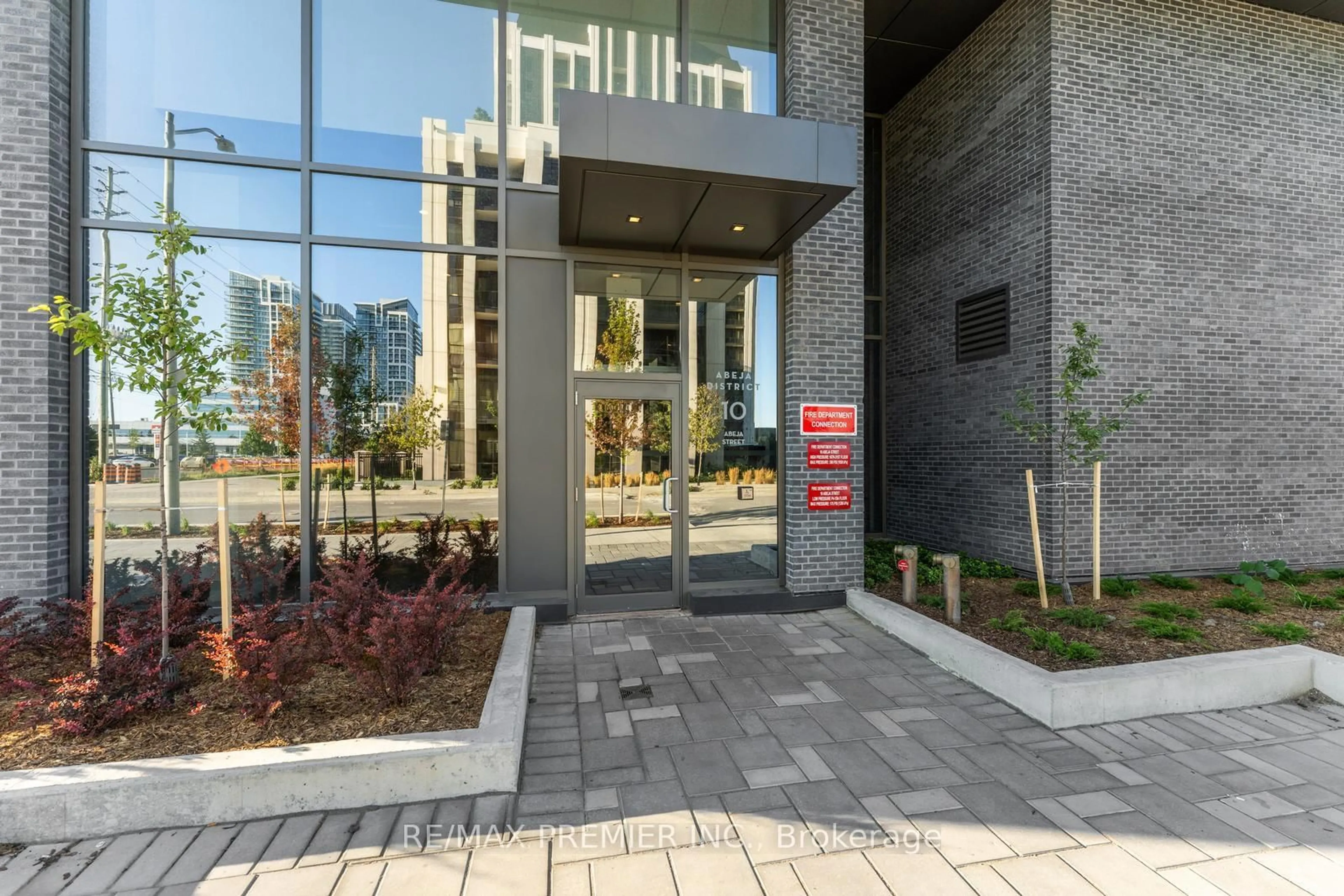 Indoor foyer for 10 Abeja St #1412, Vaughan Ontario L4K 0R4