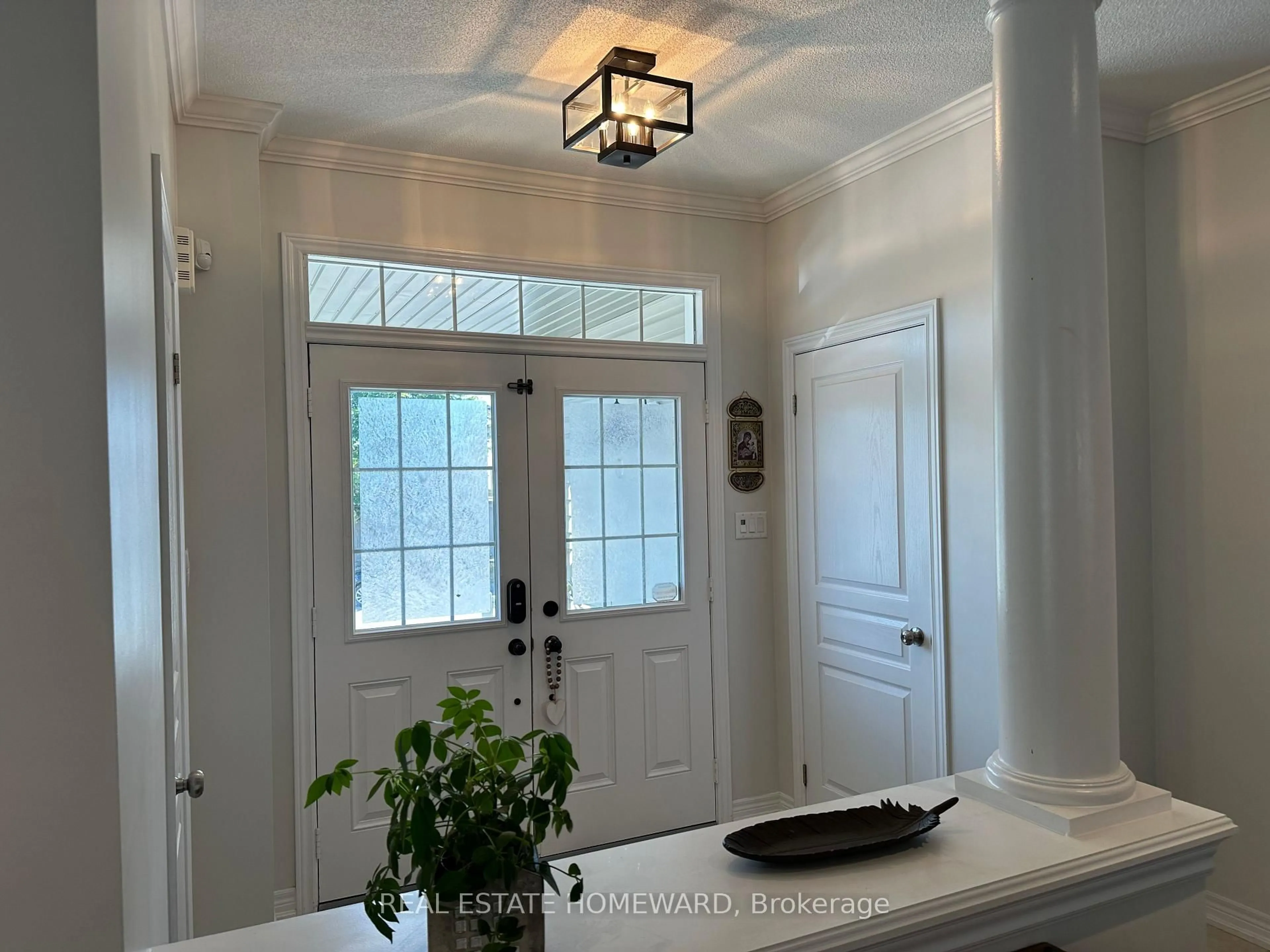 Indoor entryway for 28 Bostock Dr, Georgina Ontario L4P 0E8
