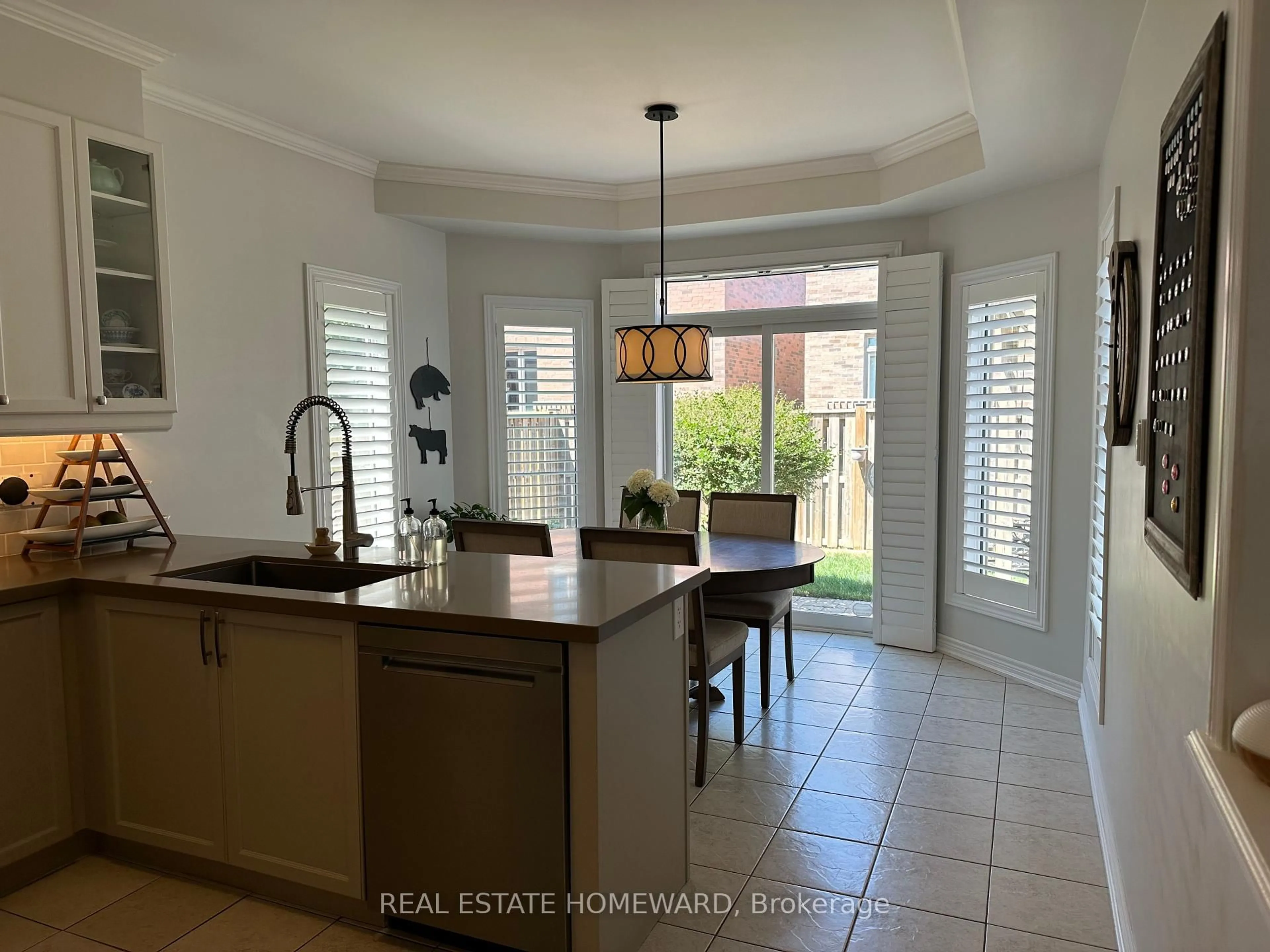 Open concept kitchen, unknown for 28 Bostock Dr, Georgina Ontario L4P 0E8