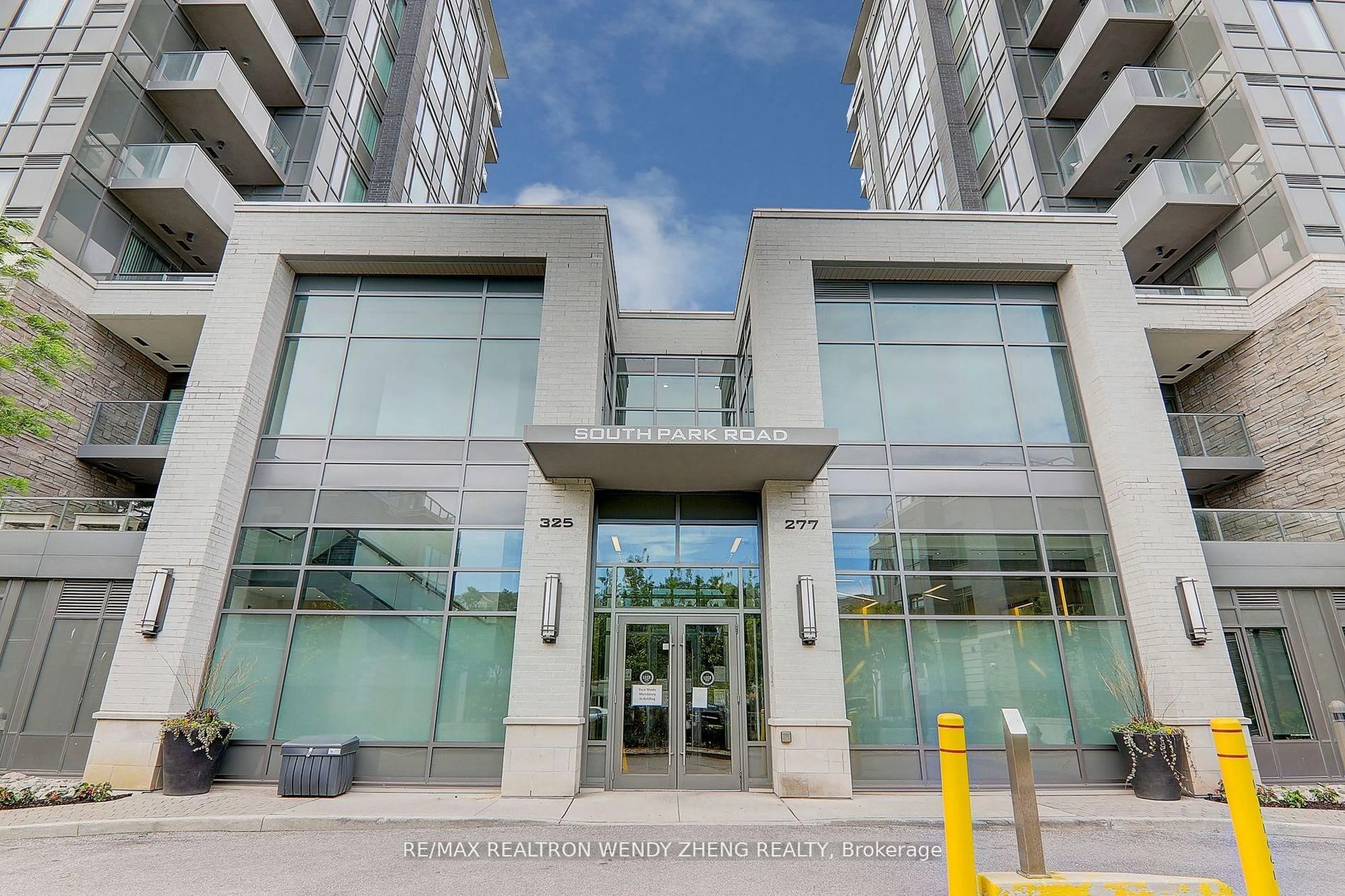 Indoor foyer for 277 South Park Rd #201, Markham Ontario L3T 0B7