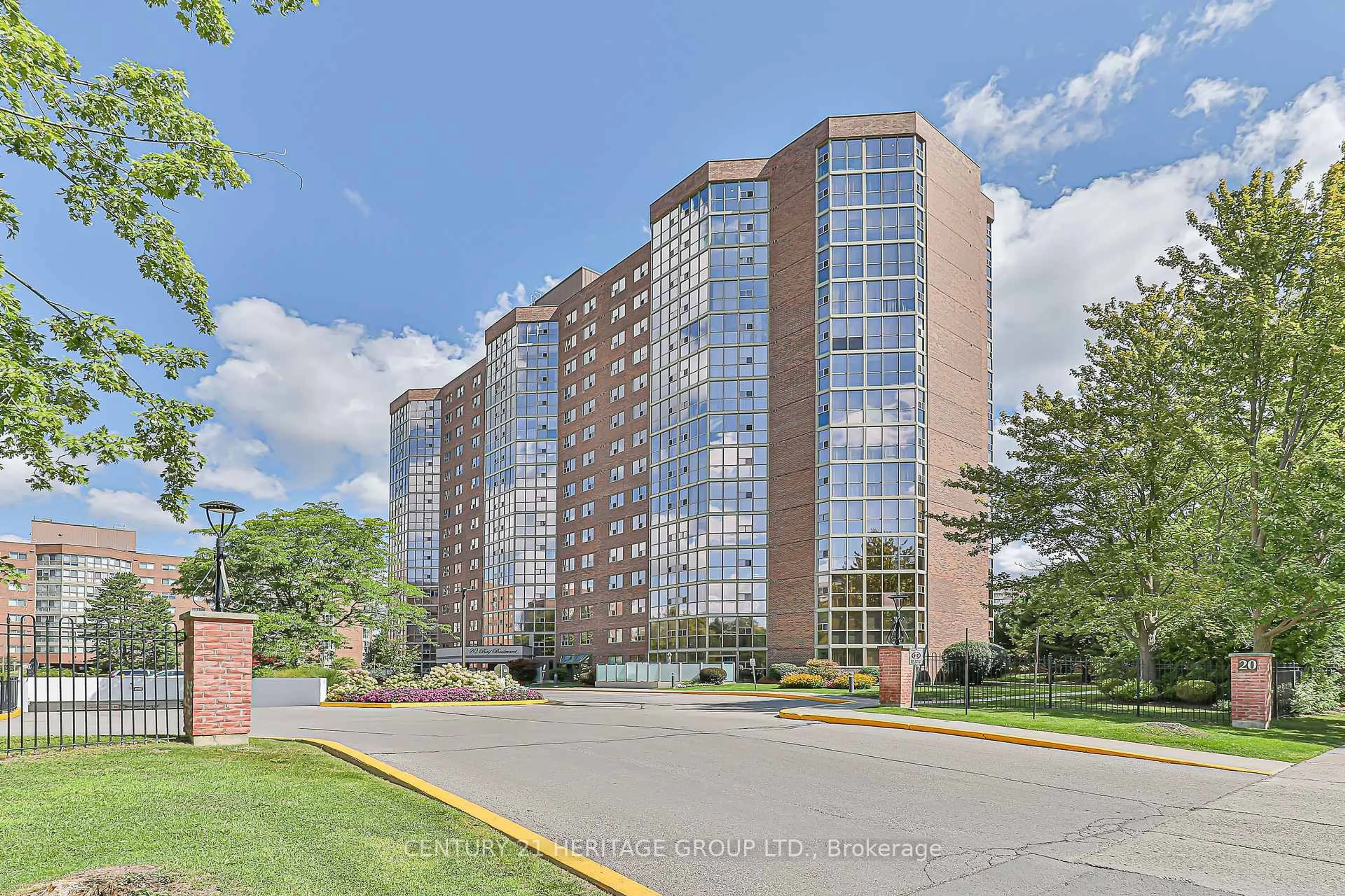 Indoor foyer for 20 Baif Blvd #110, Richmond Hill Ontario L4C 8T1