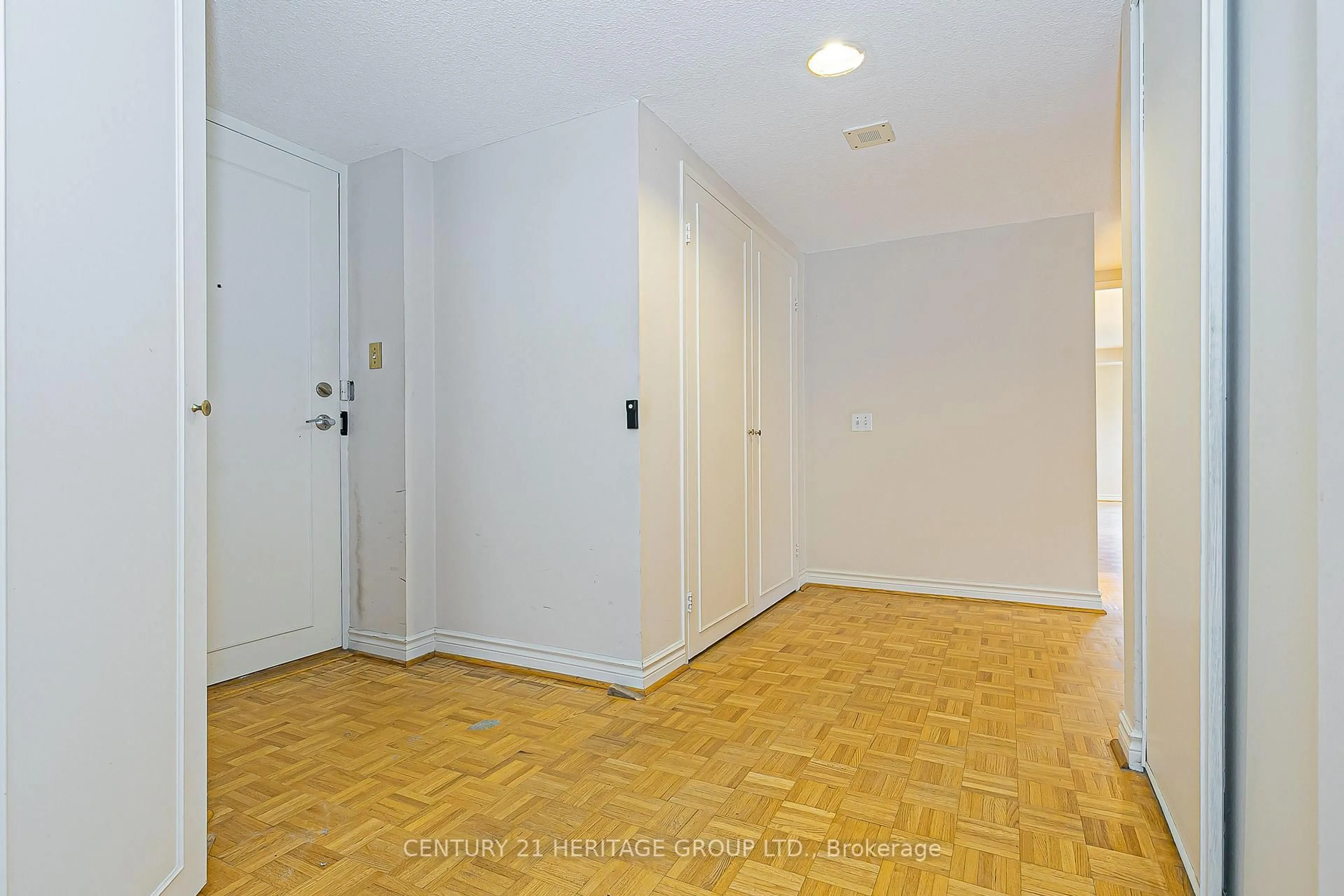 Indoor entryway for 20 Baif Blvd #110, Richmond Hill Ontario L4C 8T1