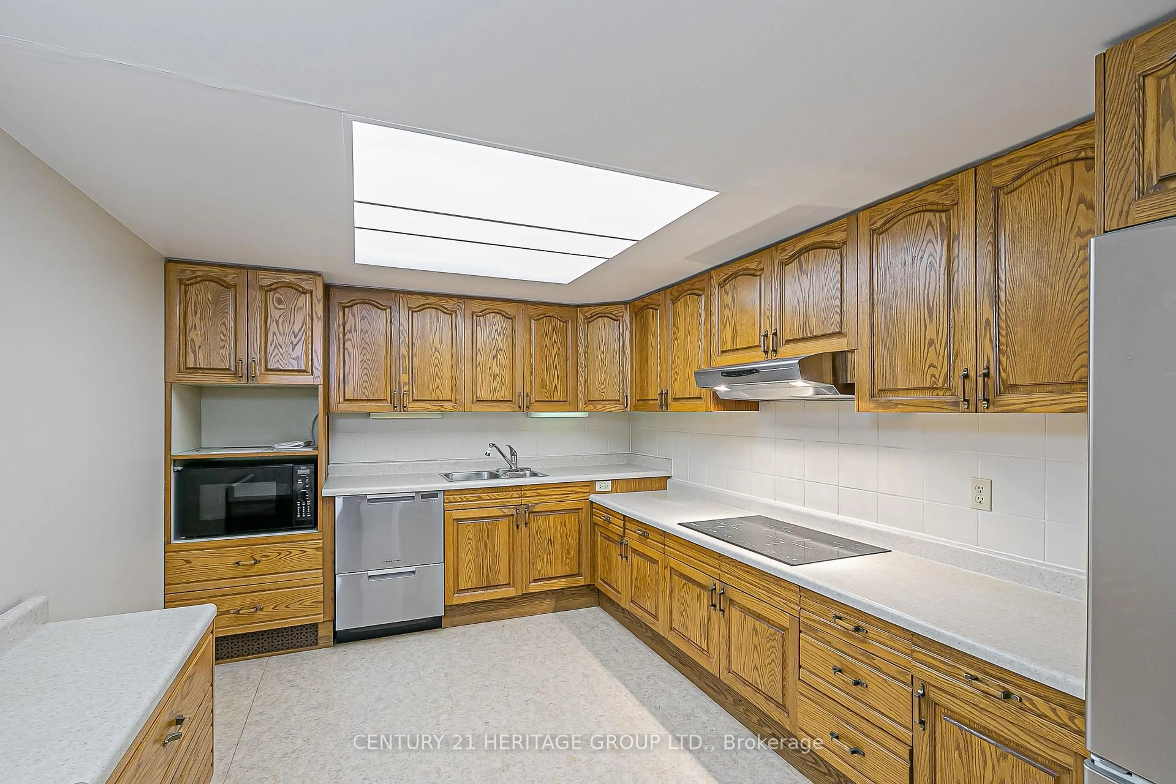 Standard kitchen, ceramic/tile floor for 20 Baif Blvd #110, Richmond Hill Ontario L4C 8T1