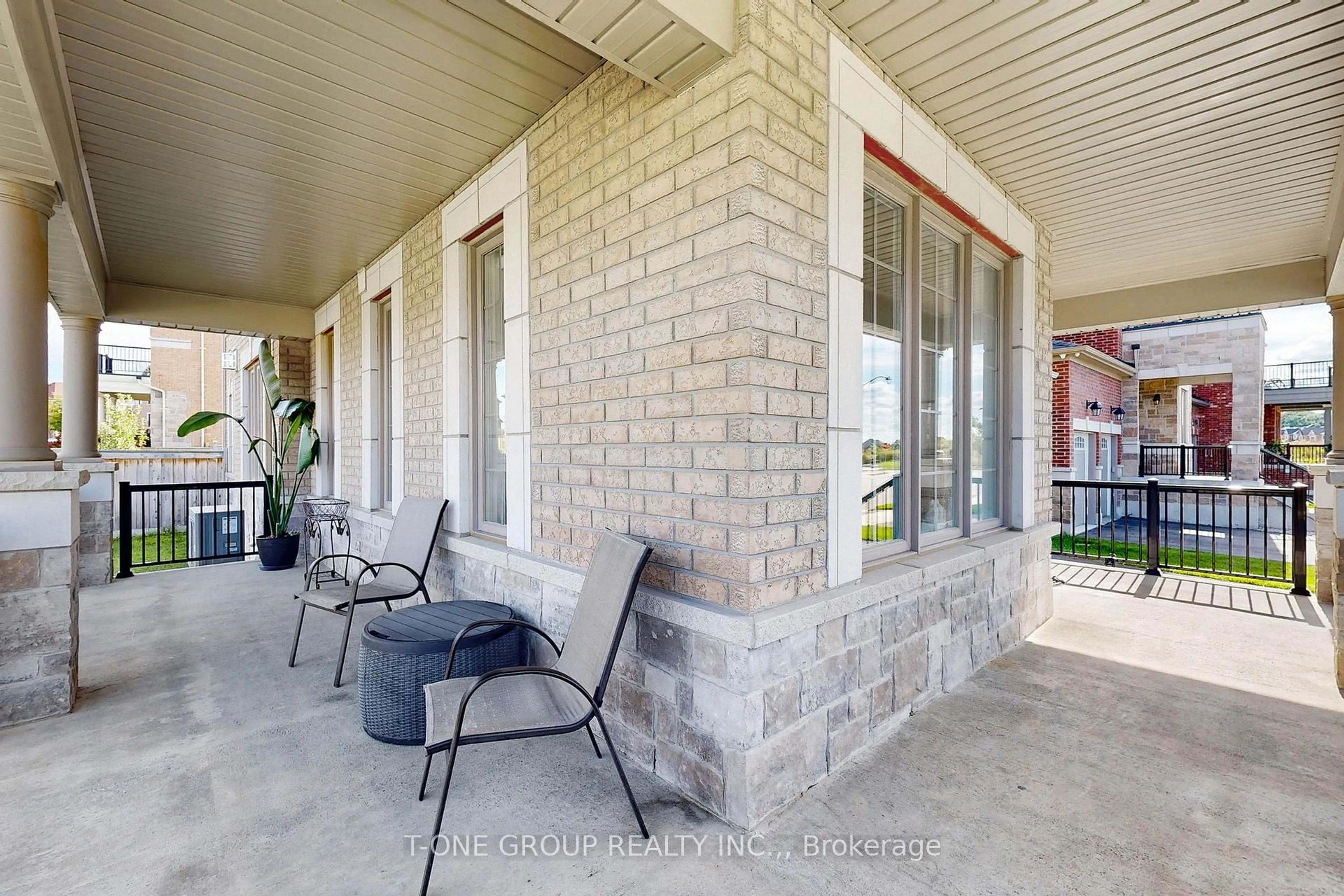 Patio, street for 73 Charlotte Abby Dr, East Gwillimbury Ontario L9N 0S9