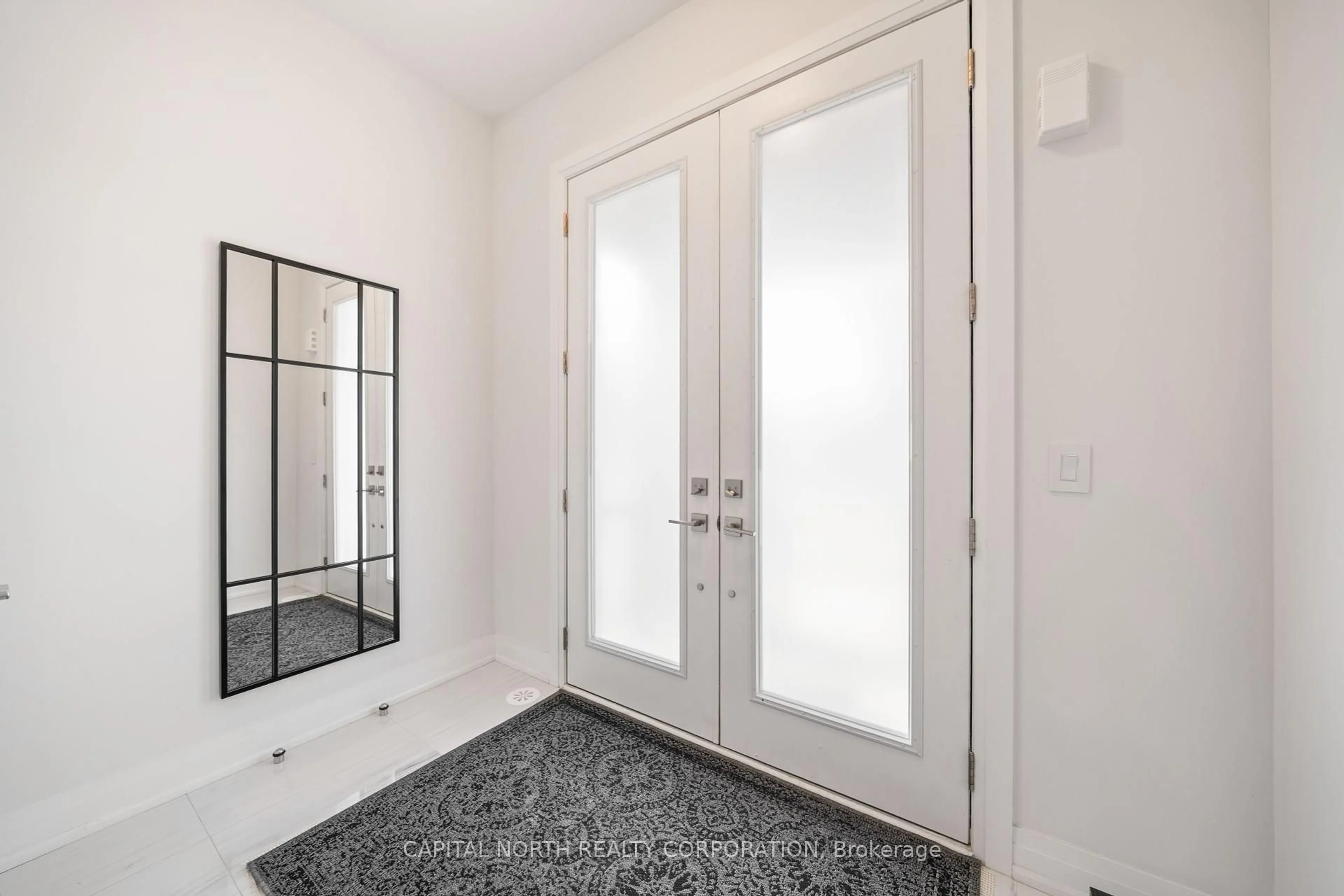Indoor entryway for 950 Isaac Phillips Way, Newmarket Ontario L3X 0M7