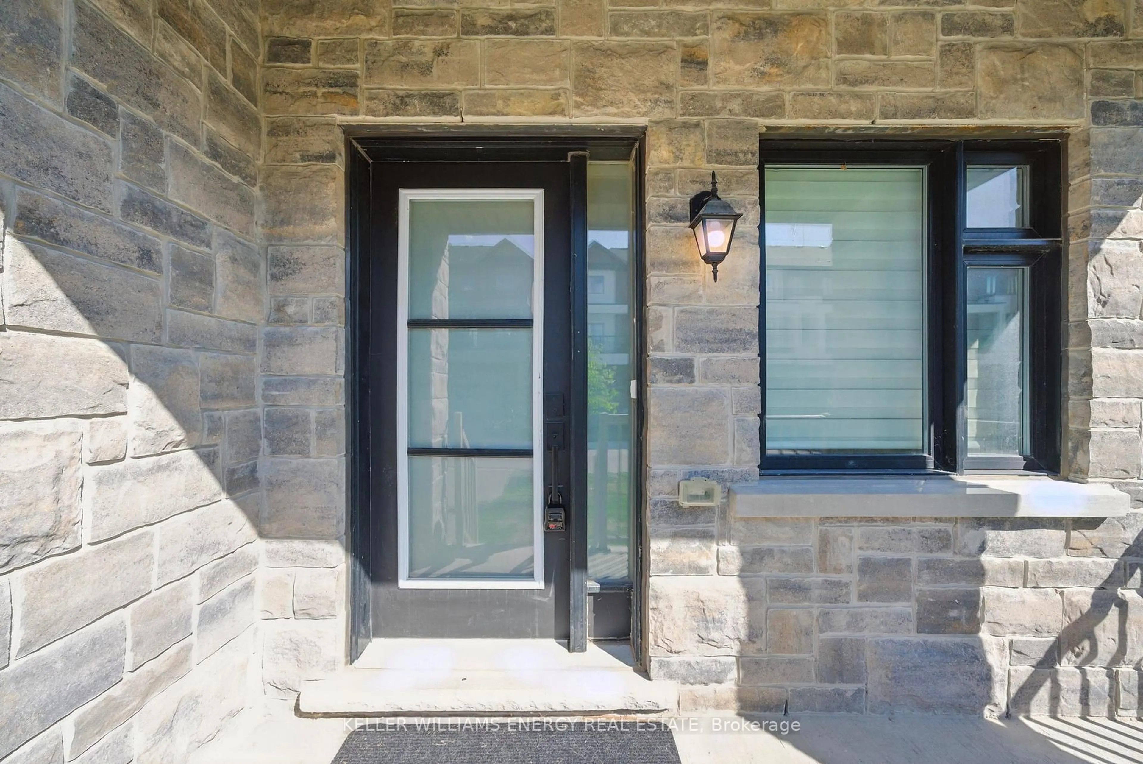 Indoor entryway for 23 Alan Williams Tr, Uxbridge Ontario L9P 0R6