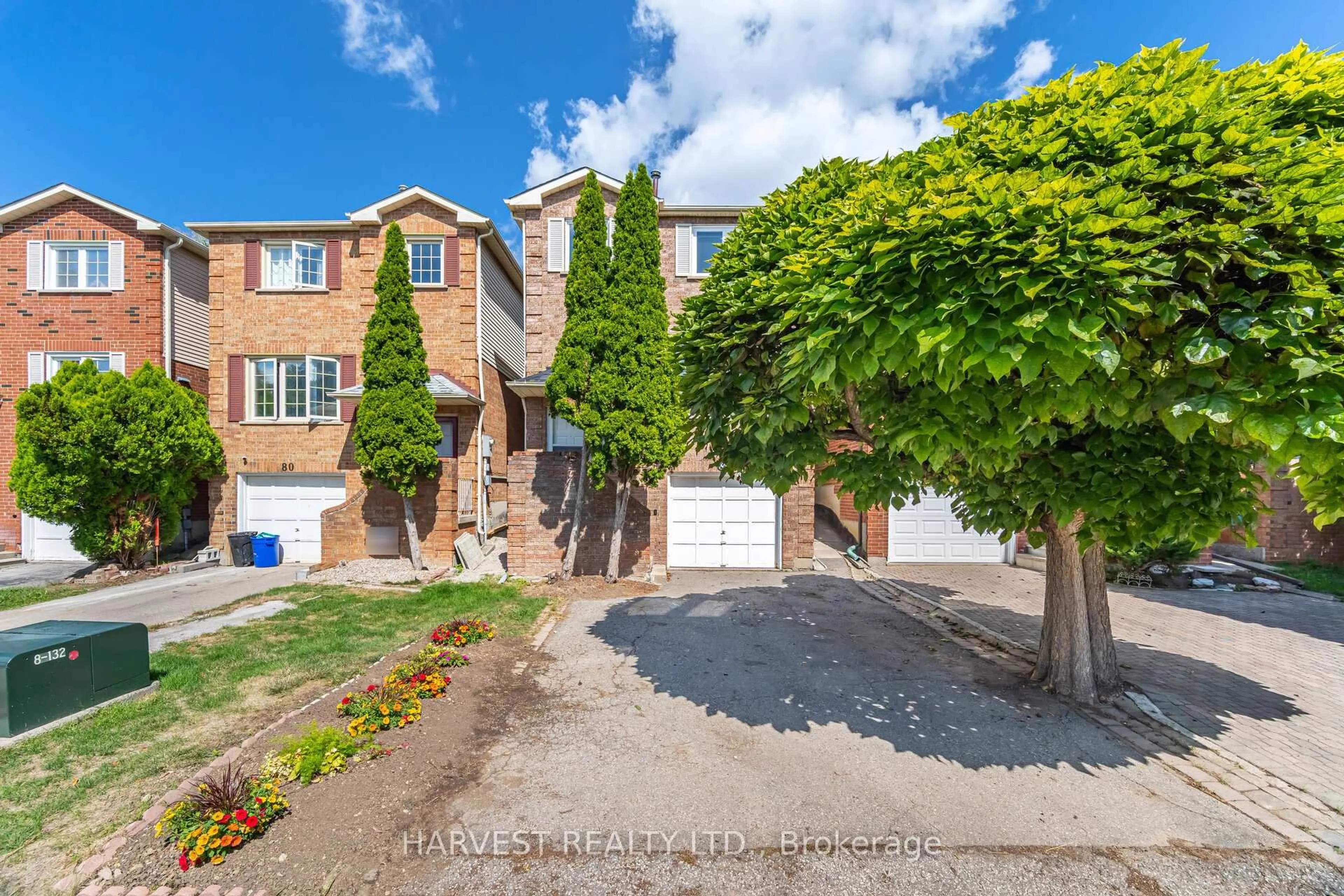 A pic from outside/outdoor area/front of a property/back of a property/a pic from drone, street for 82 Swinton Cres, Vaughan Ontario L4J 3V5