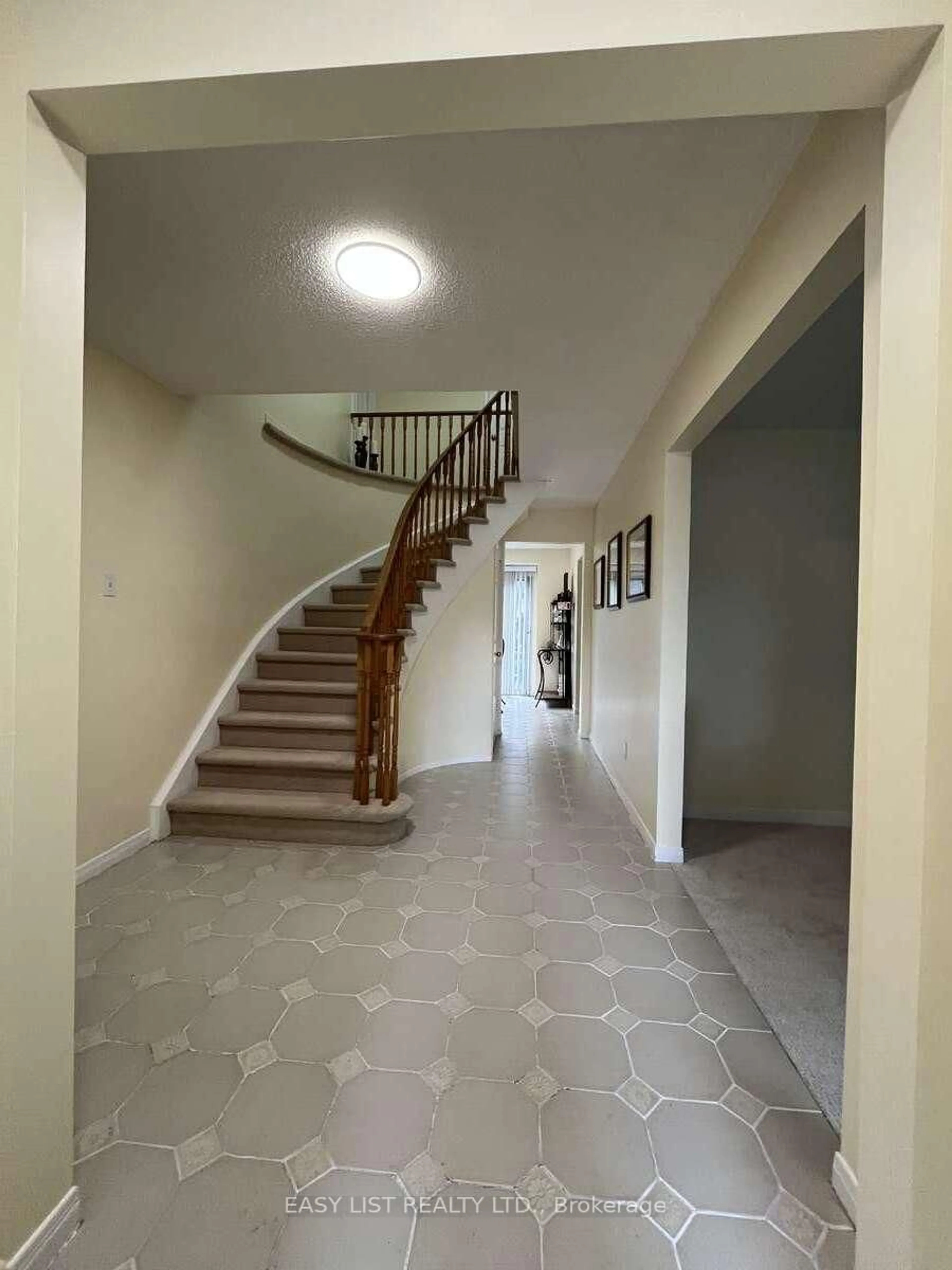 Indoor foyer for 102 Burwell Cres, Markham Ontario L3P 6V1