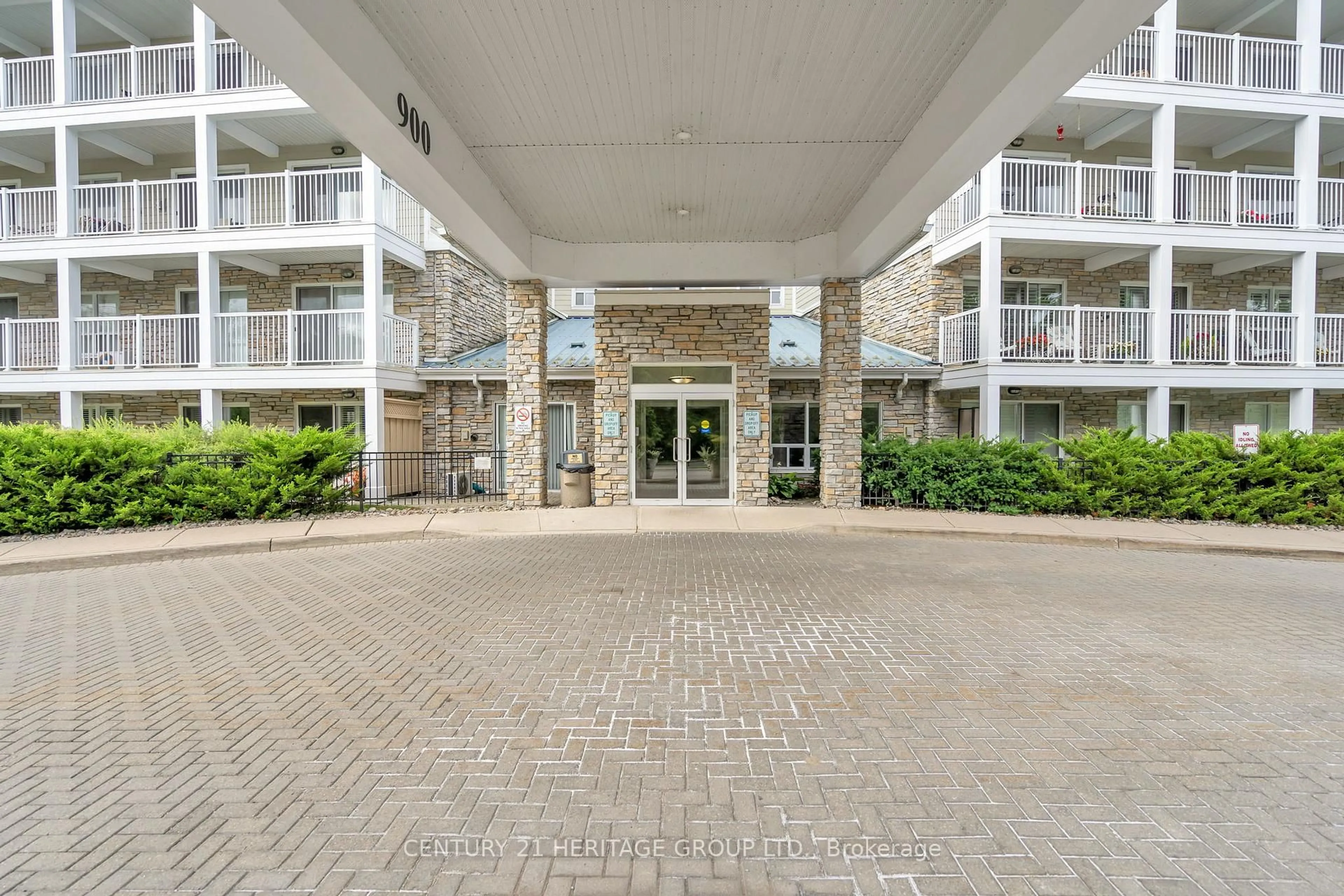 Indoor foyer for 900 Bogart Mill Tr #501, Newmarket Ontario L3Y 8V5