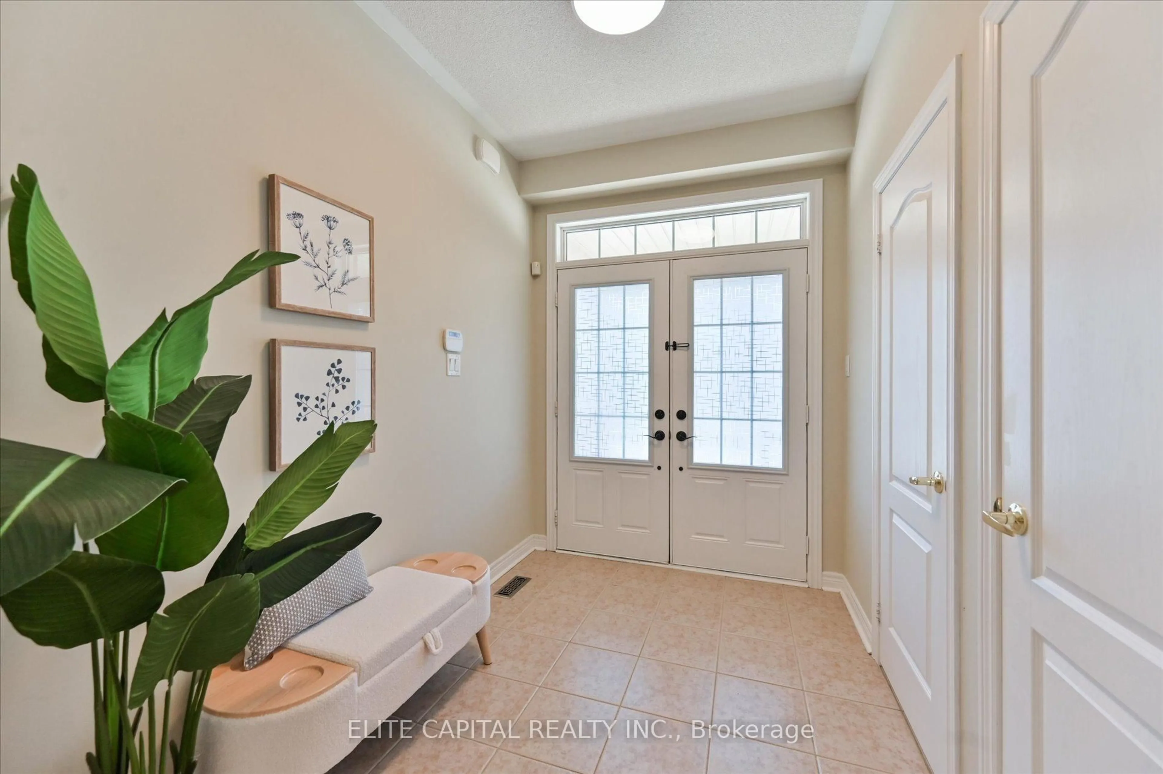 Indoor entryway for 7 Salix Ave, Whitchurch-Stouffville Ontario L4A 1S1
