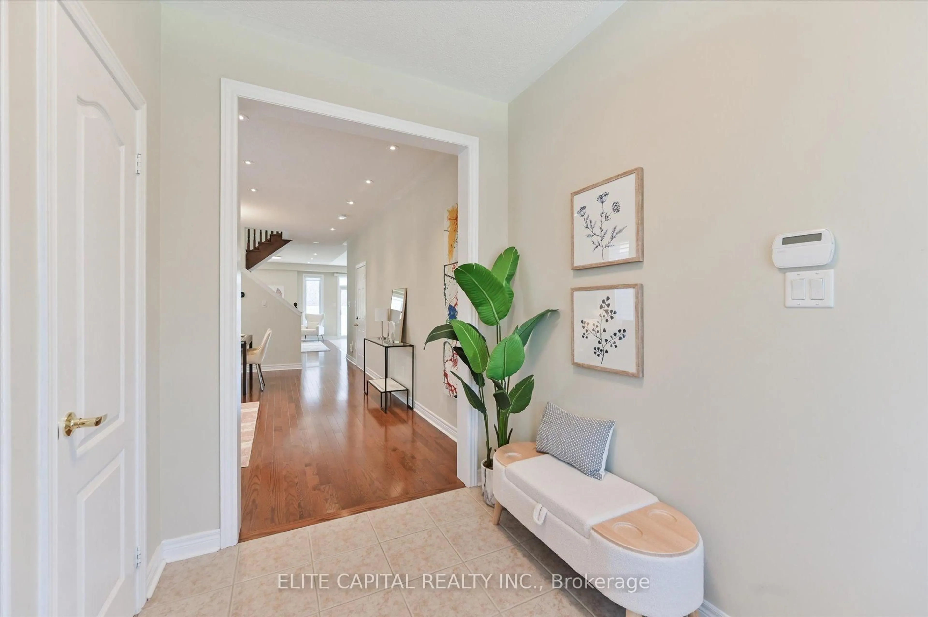 Indoor entryway for 7 Salix Ave, Whitchurch-Stouffville Ontario L4A 1S1
