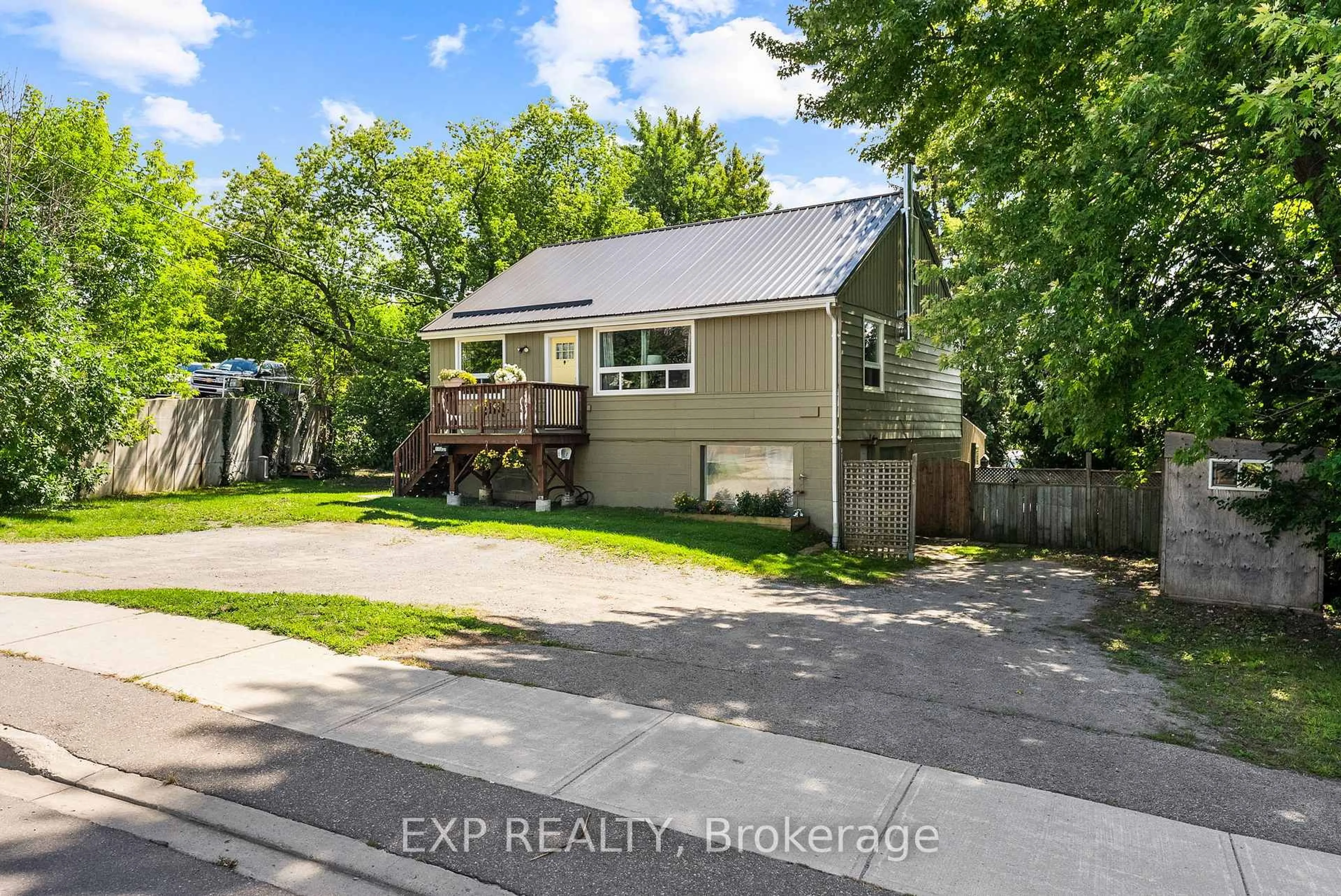 Home with vinyl exterior material, street for 173 Simcoe Ave, Georgina Ontario L4P 2H6