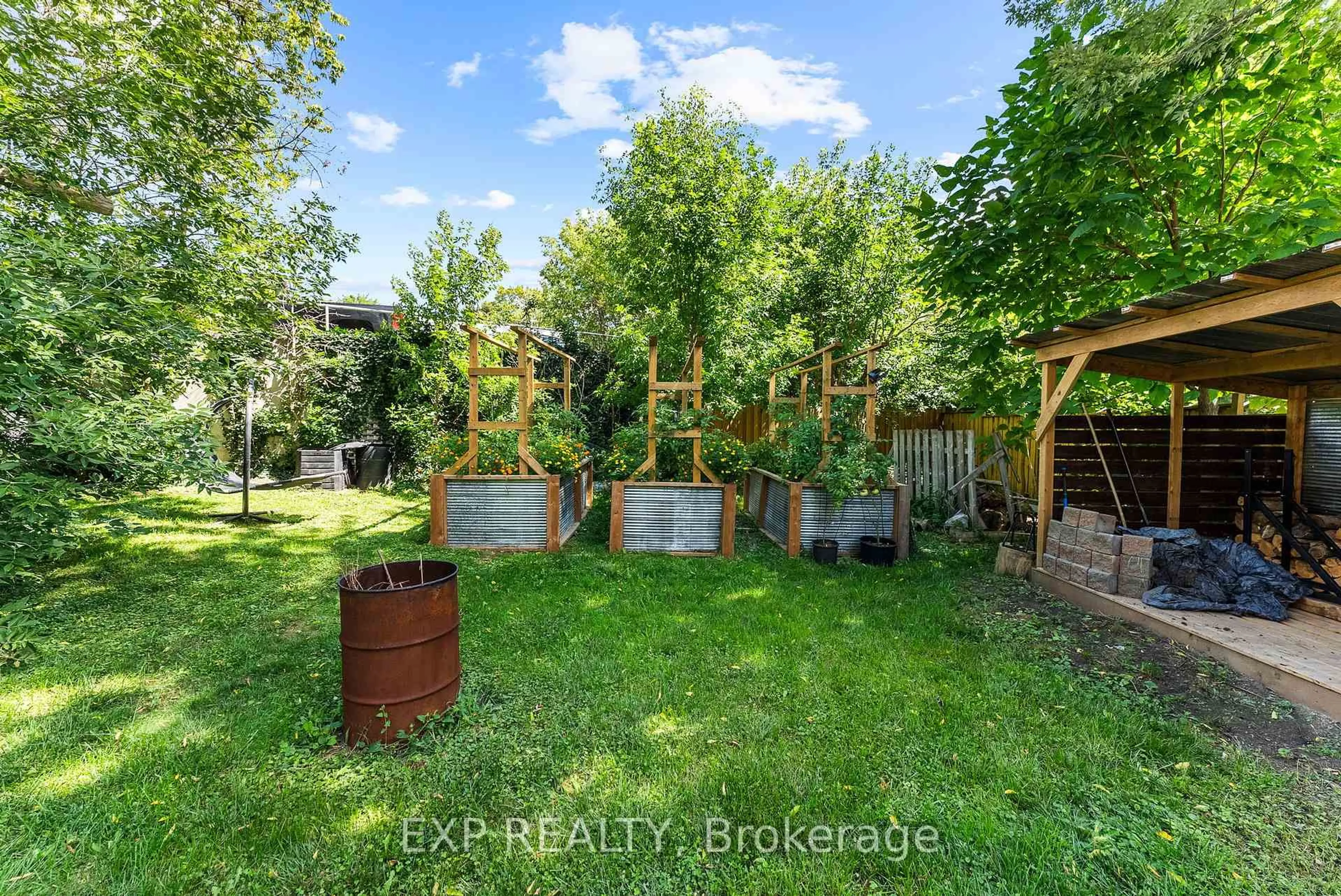 Patio, forest/trees view for 173 Simcoe Ave, Georgina Ontario L4P 2H6