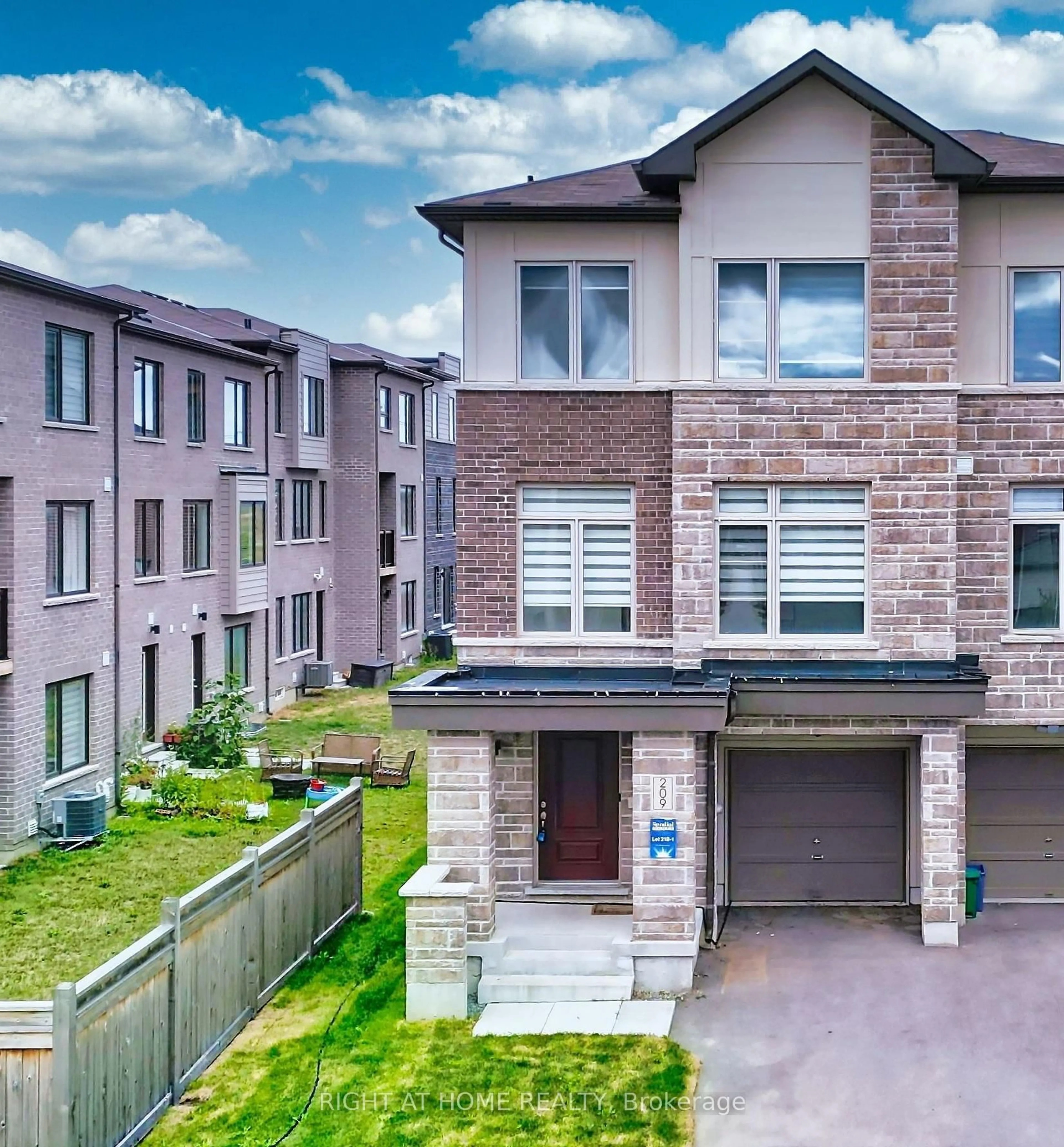 A pic from outside/outdoor area/front of a property/back of a property/a pic from drone, street for 209 Vantage Loop, Newmarket Ontario L3X 0L4