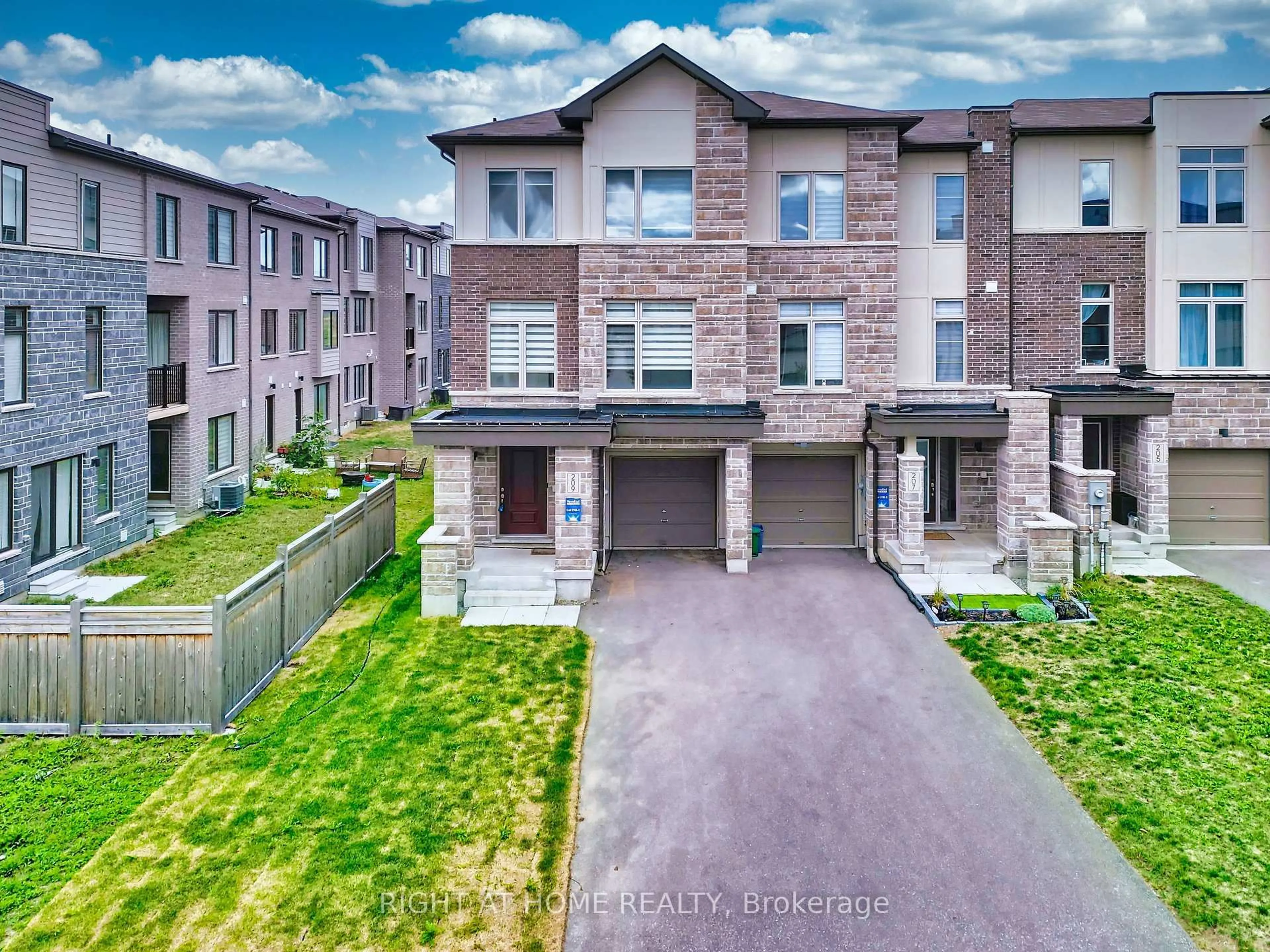 A pic from outside/outdoor area/front of a property/back of a property/a pic from drone, street for 209 Vantage Loop, Newmarket Ontario L3X 0L4