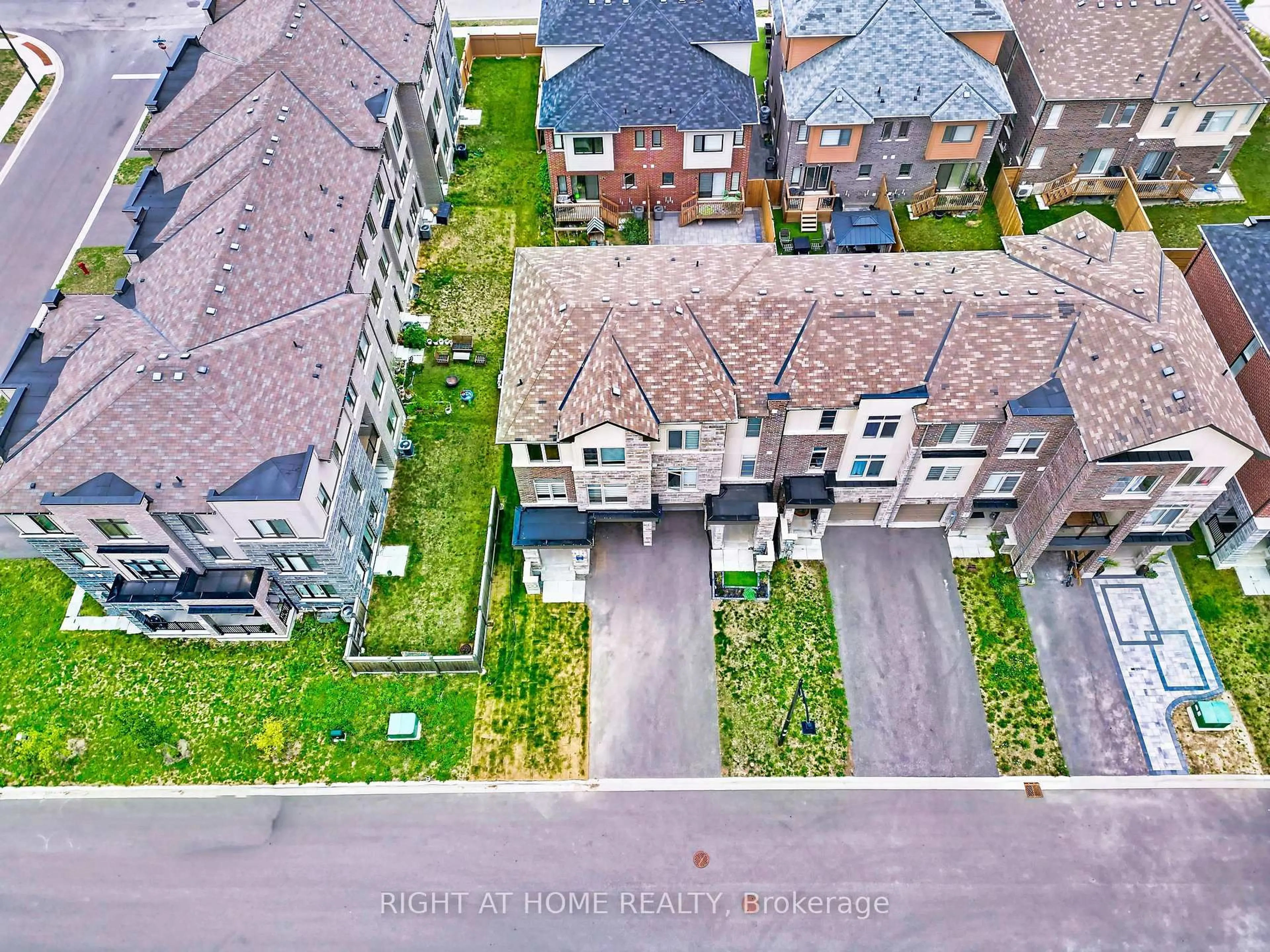 A pic from outside/outdoor area/front of a property/back of a property/a pic from drone, street for 209 Vantage Loop, Newmarket Ontario L3X 0L4