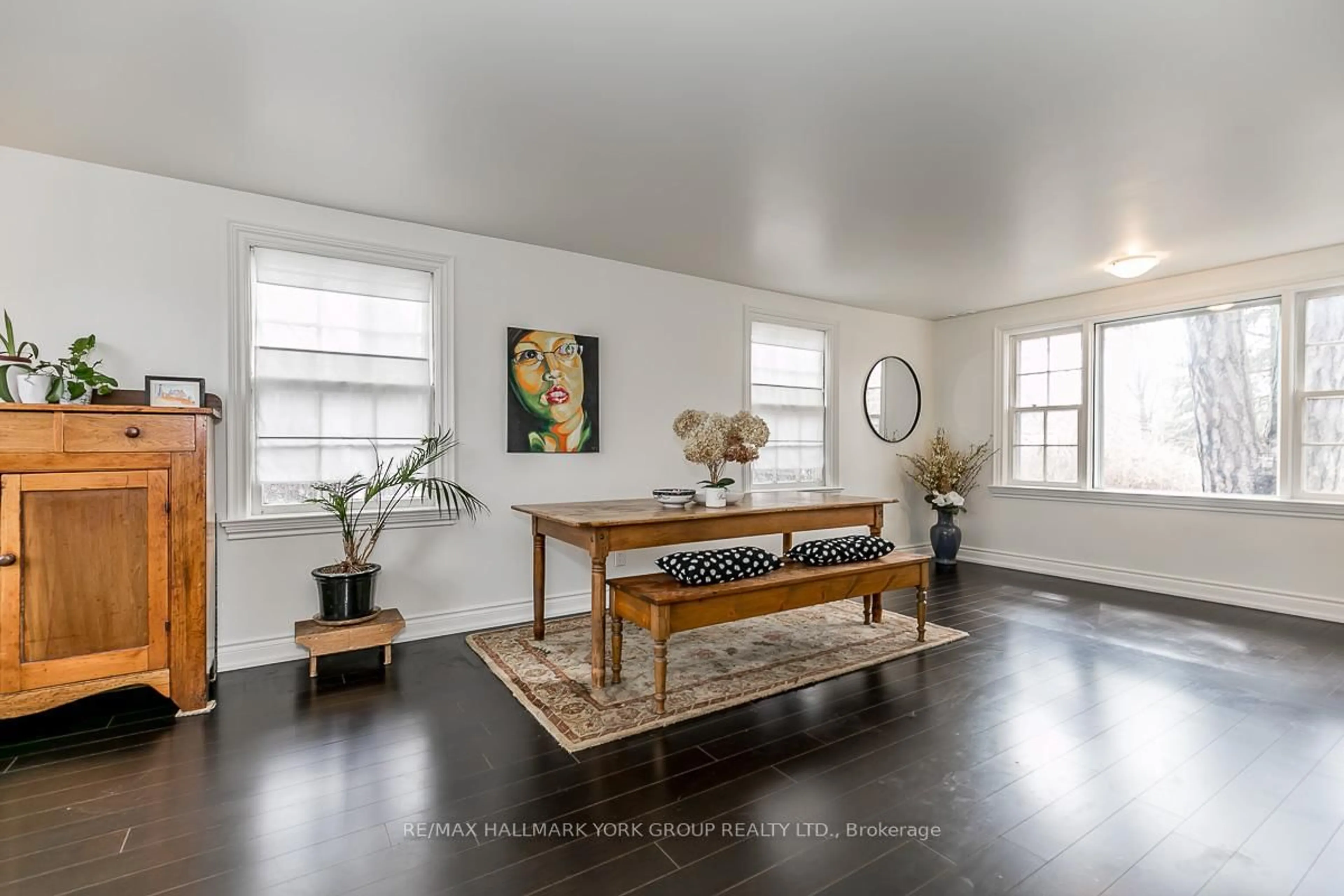 Living room with furniture, unknown for 78 Wells St, Aurora Ontario L4G 1S9