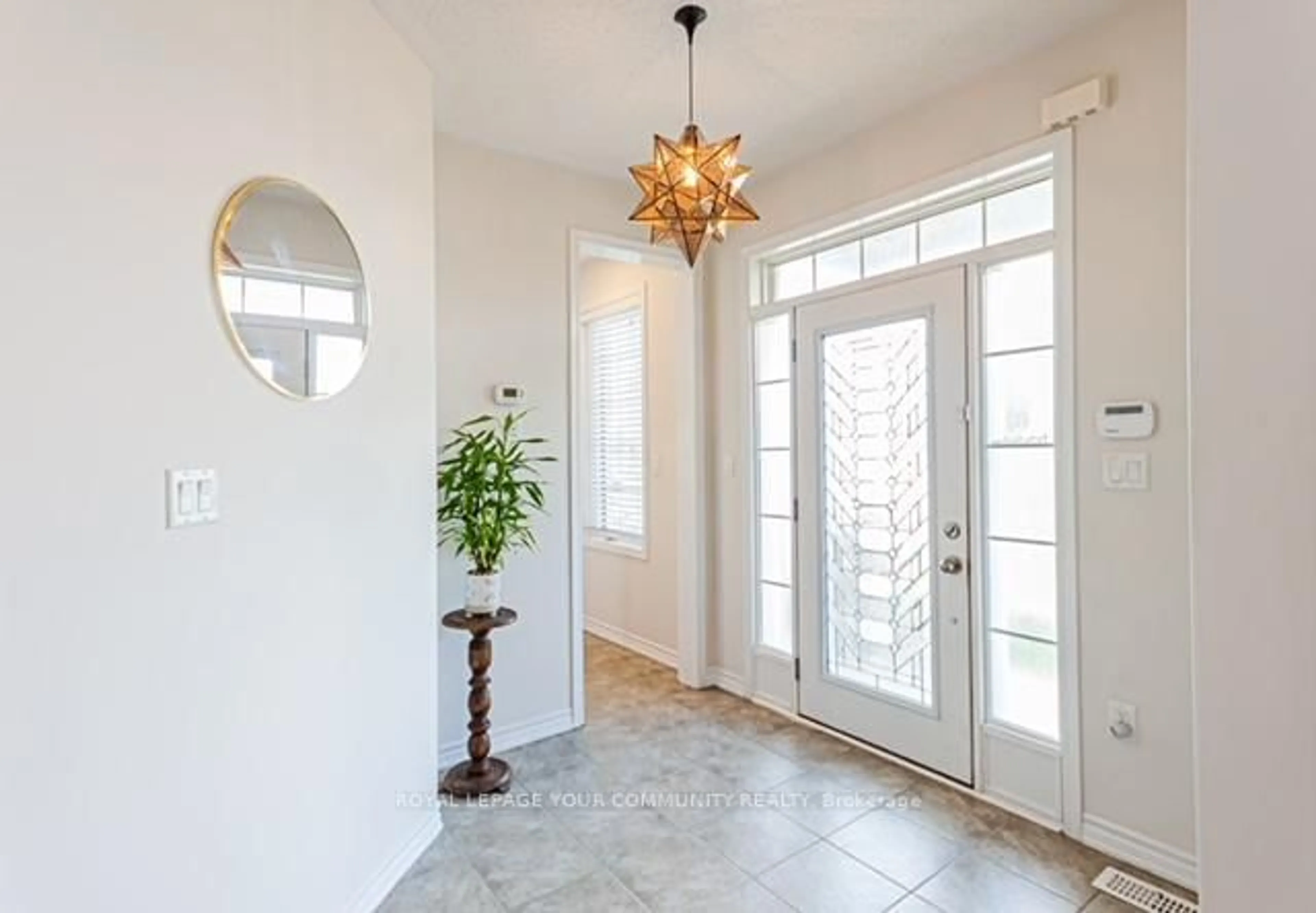 Indoor entryway for 290 Thomas Phillips Dr, Aurora Ontario L4G 0T4