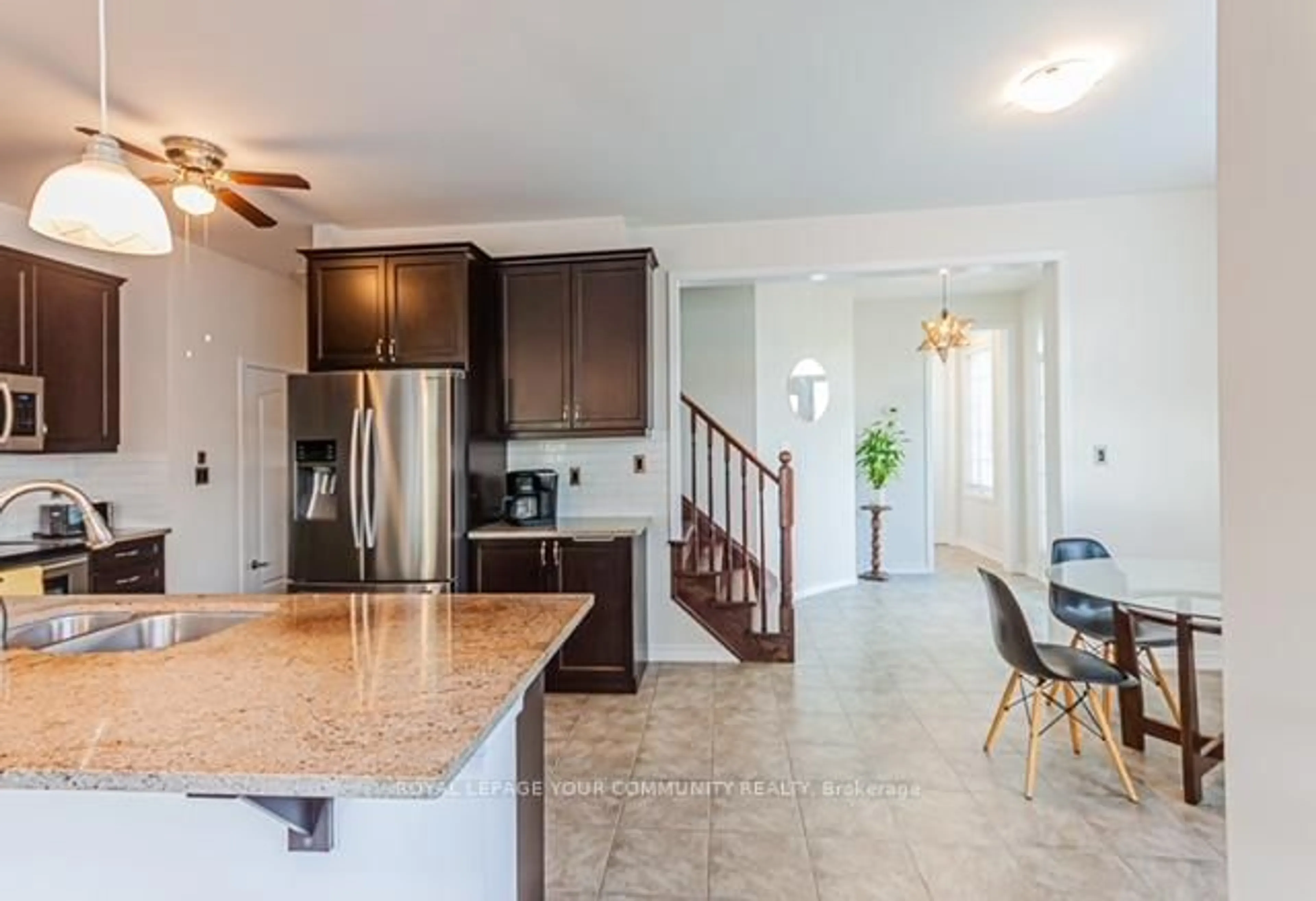 Open concept kitchen, ceramic/tile floor for 290 Thomas Phillips Dr, Aurora Ontario L4G 0T4
