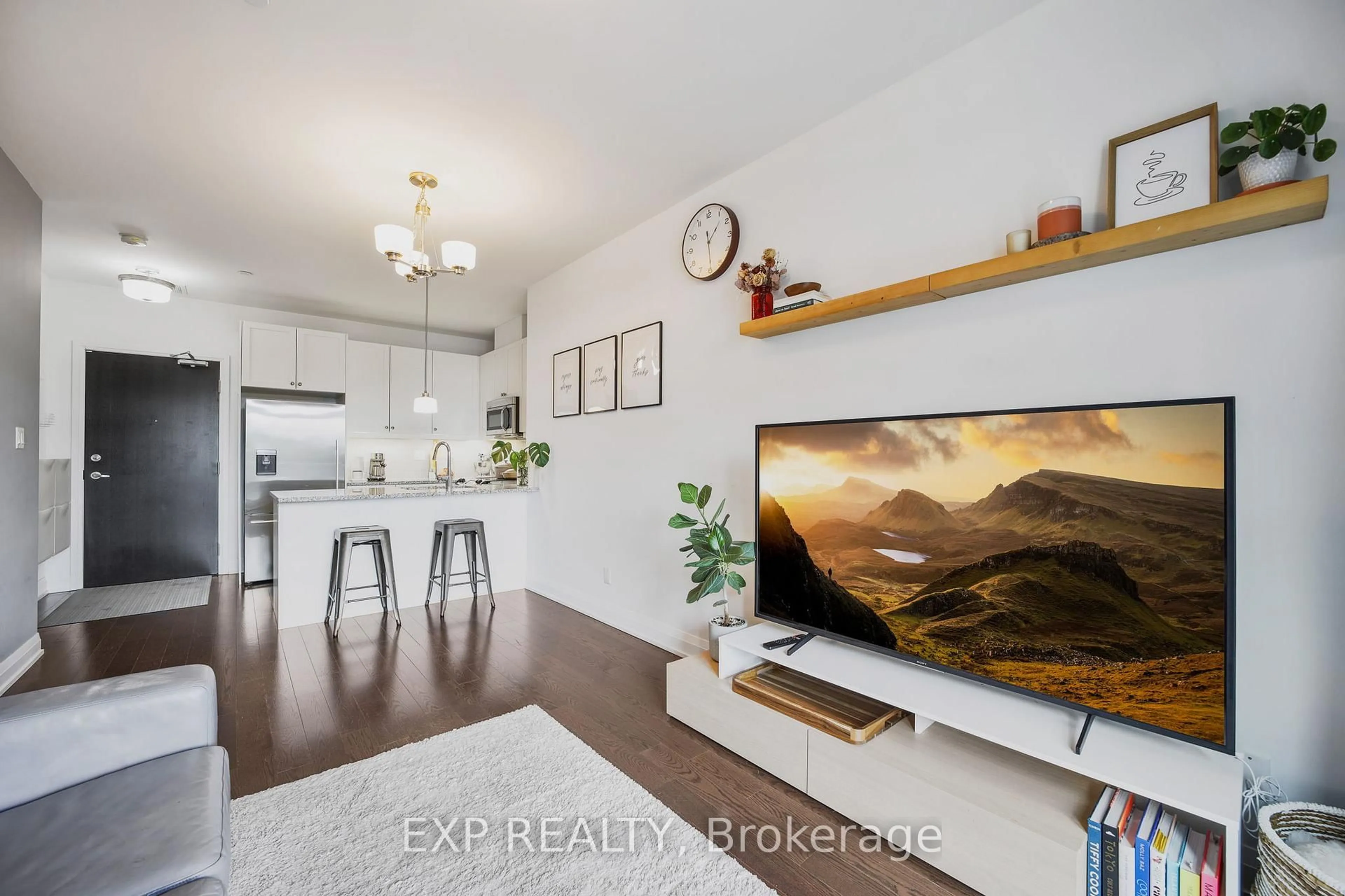 Open concept kitchen, wood/laminate floor for 15277 Yonge St #602A, Aurora Ontario L4G 1N6