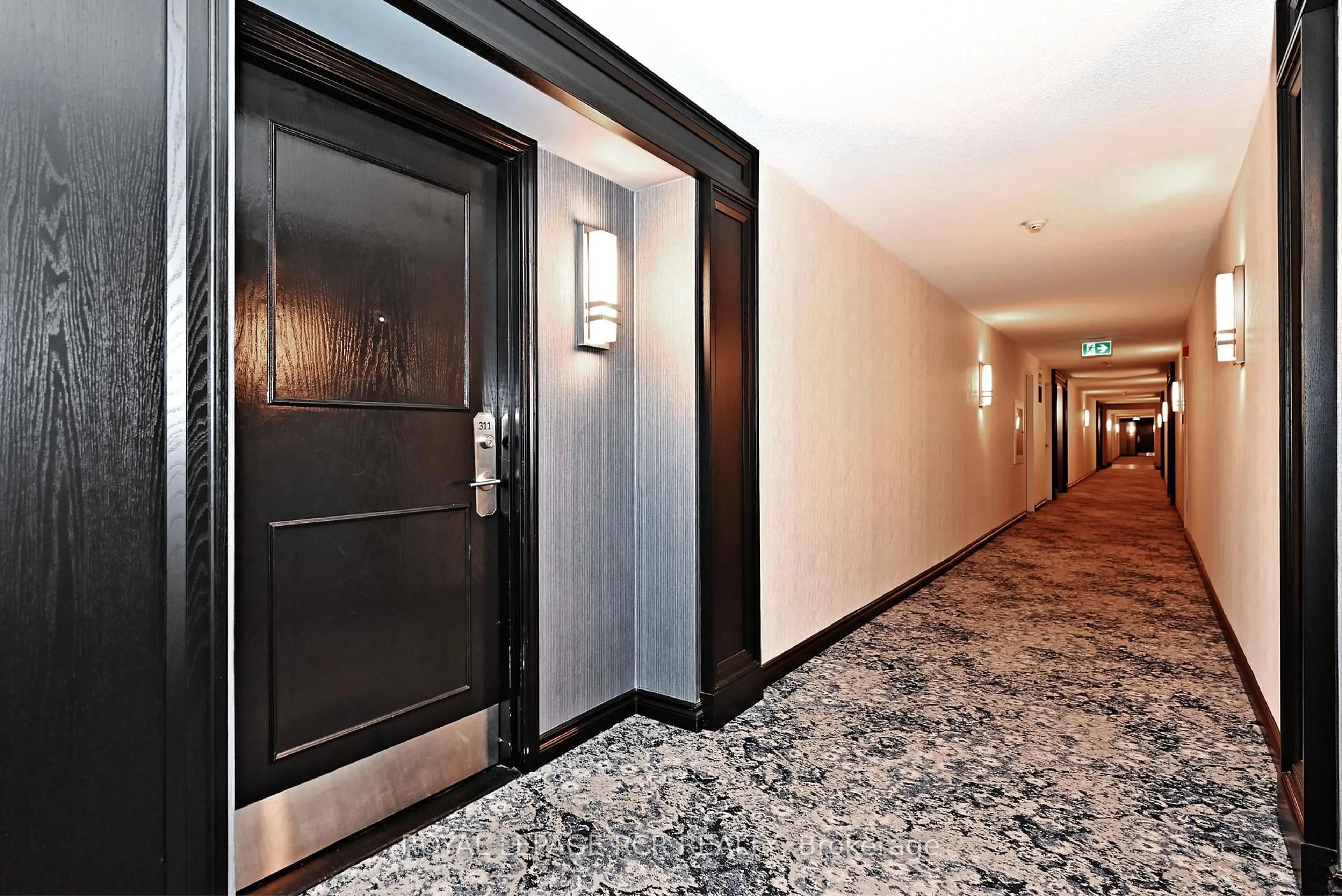 Indoor foyer for 14924 Yonge St #311, Aurora Ontario L4G 6H7
