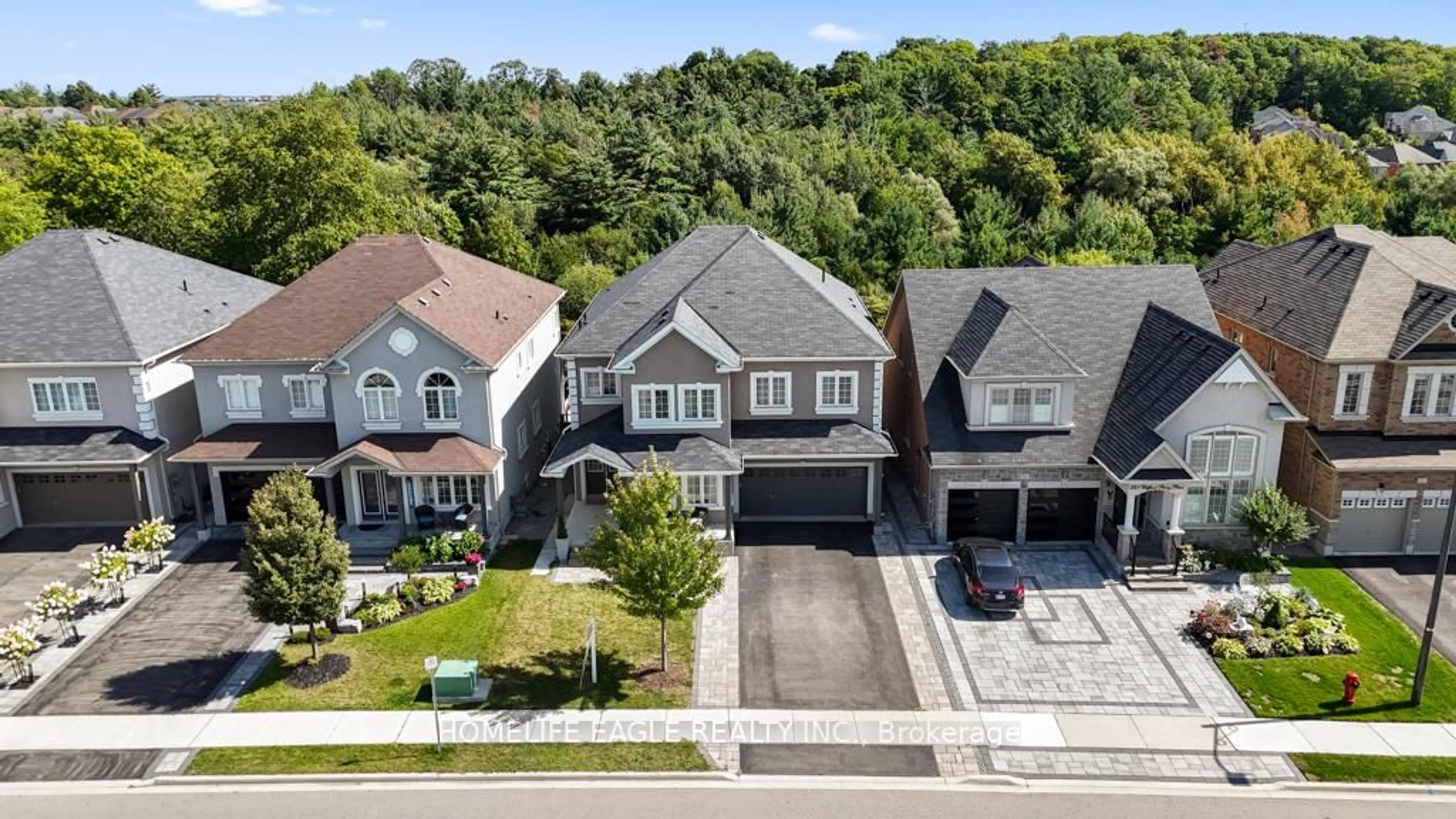 A pic from outside/outdoor area/front of a property/back of a property/a pic from drone, street for 545 Clifford Perry Pl, Newmarket Ontario L3X 0J1