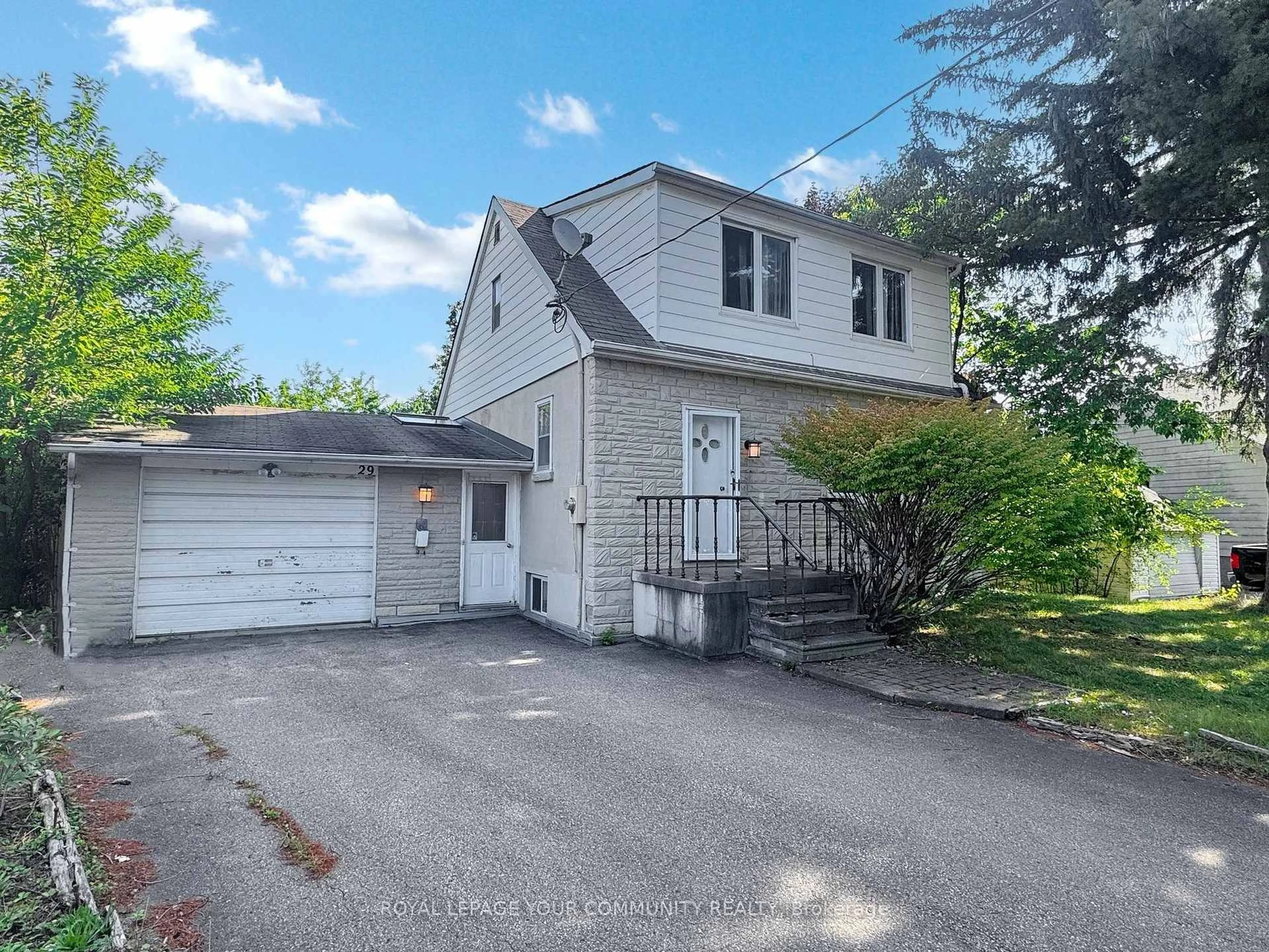 A pic from outside/outdoor area/front of a property/back of a property/a pic from drone, street for 29 Boyle Dr, Richmond Hill Ontario L4C 6C8