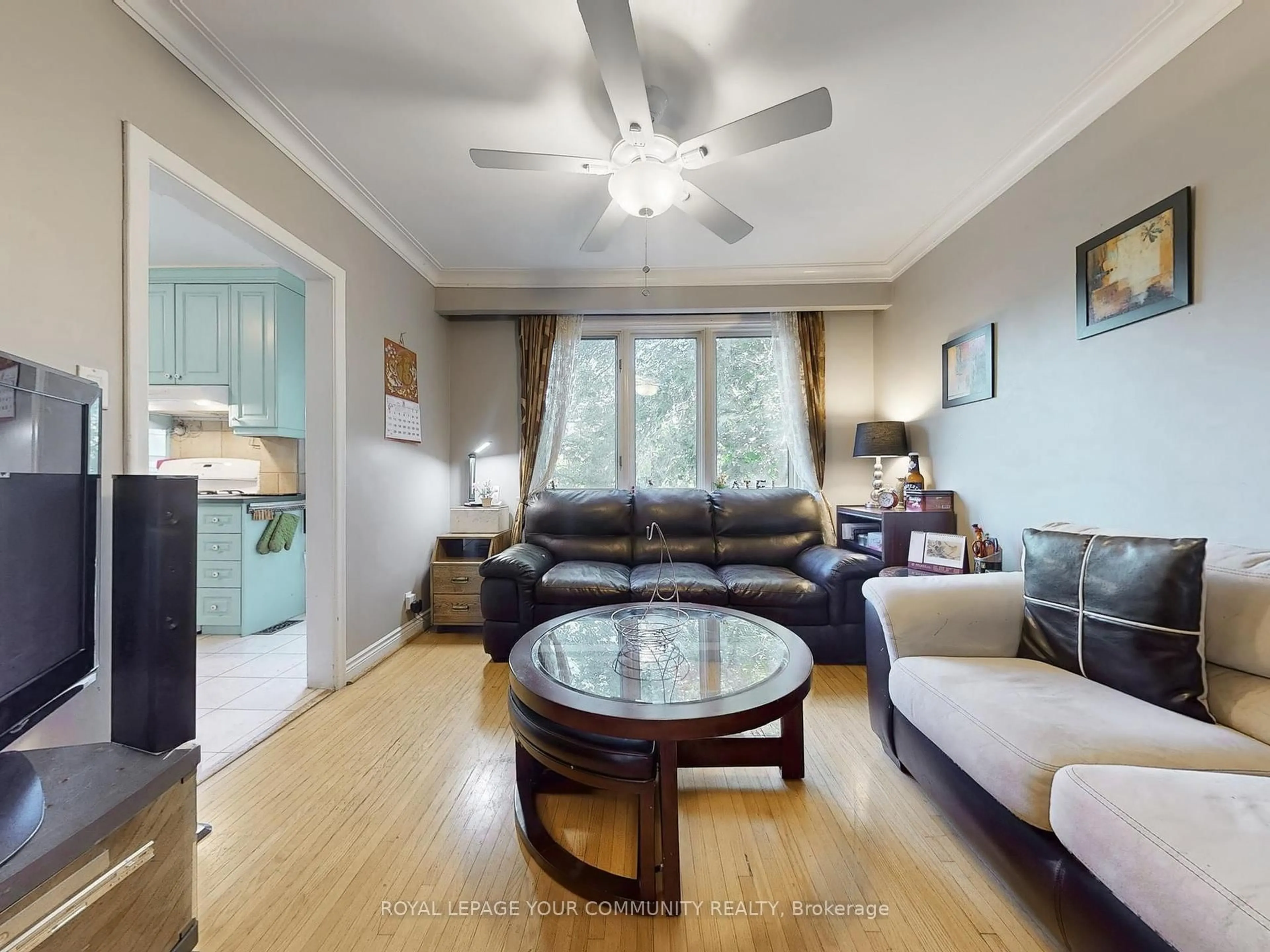 Living room with furniture, wood/laminate floor for 29 Boyle Dr, Richmond Hill Ontario L4C 6C8