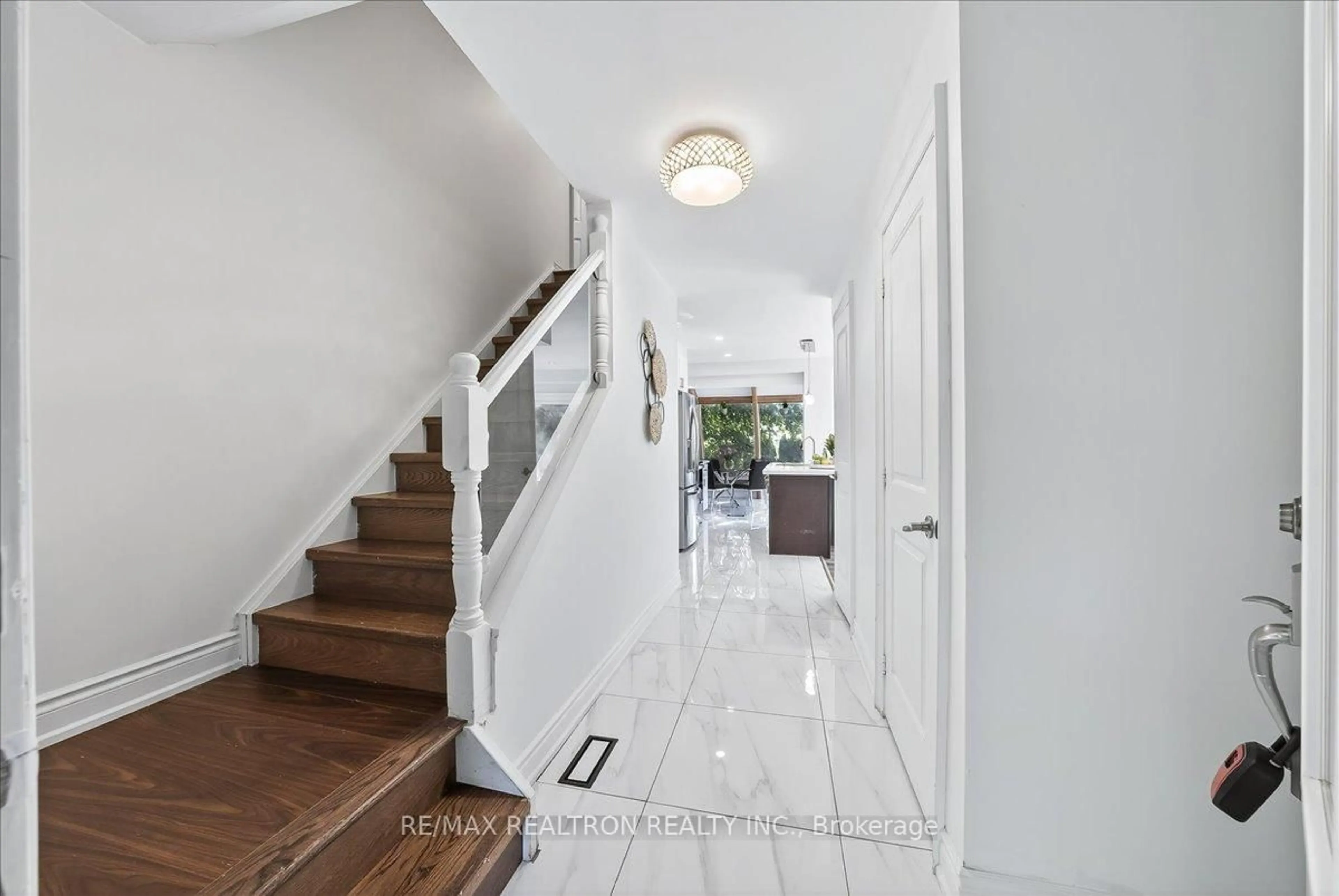 Indoor entryway for 7 Grist Mill Rd, East Gwillimbury Ontario L9N 1B9