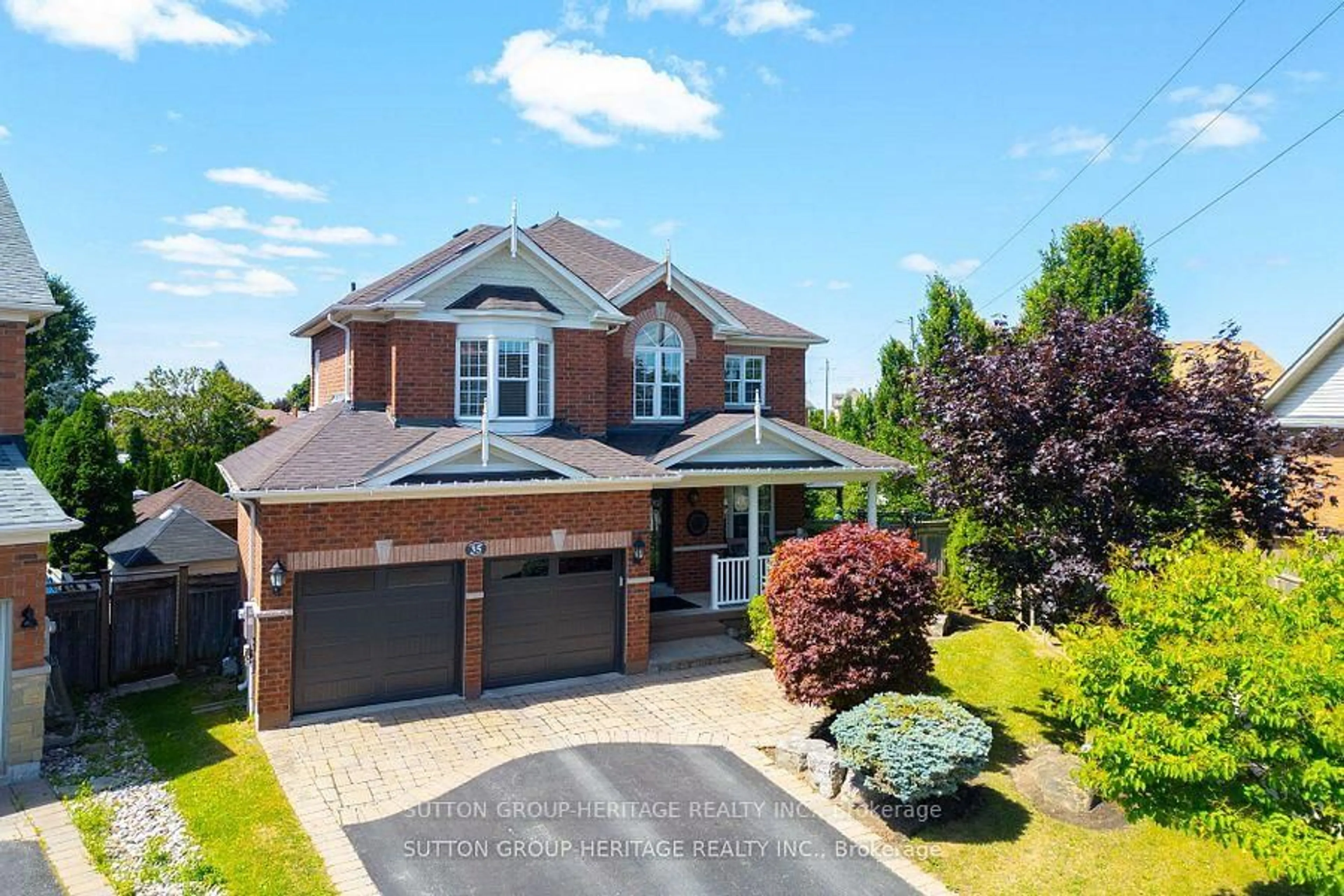 A pic from outside/outdoor area/front of a property/back of a property/a pic from drone, street for 35 Pondmede Cres, Whitchurch-Stouffville Ontario L4A 0E2
