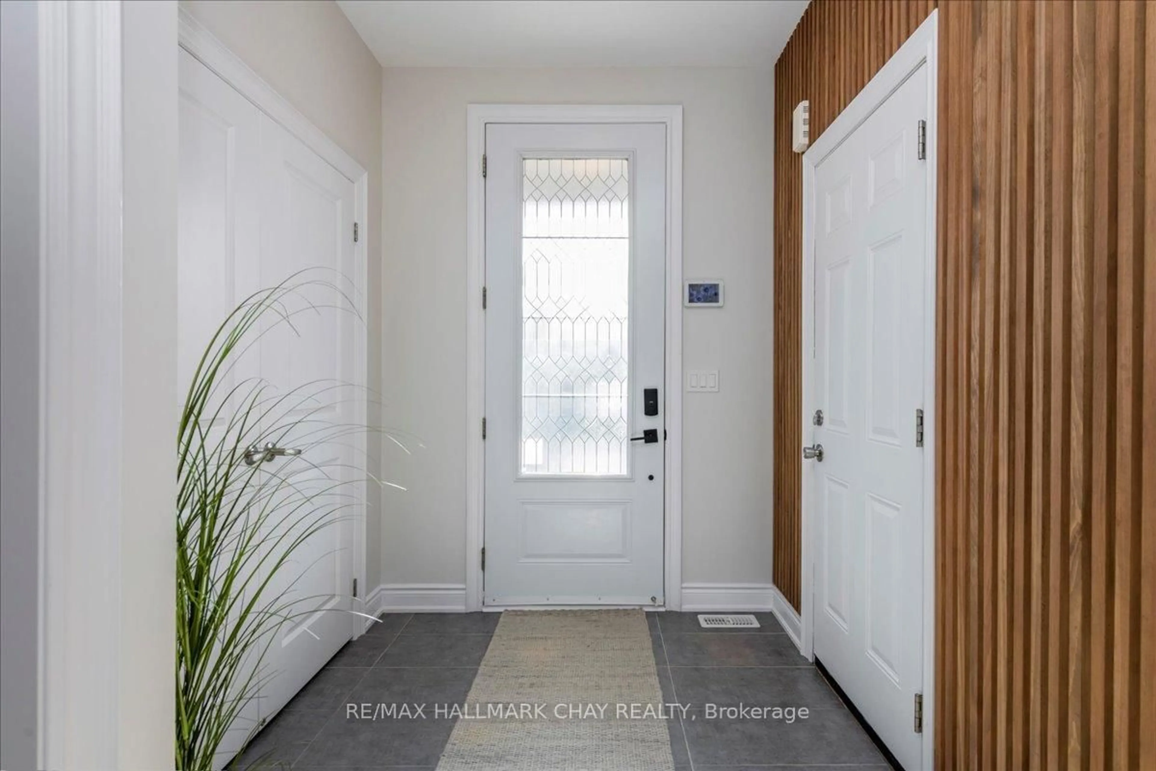 Indoor entryway for 2127 Wilson St, Innisfil Ontario L9S 0N8