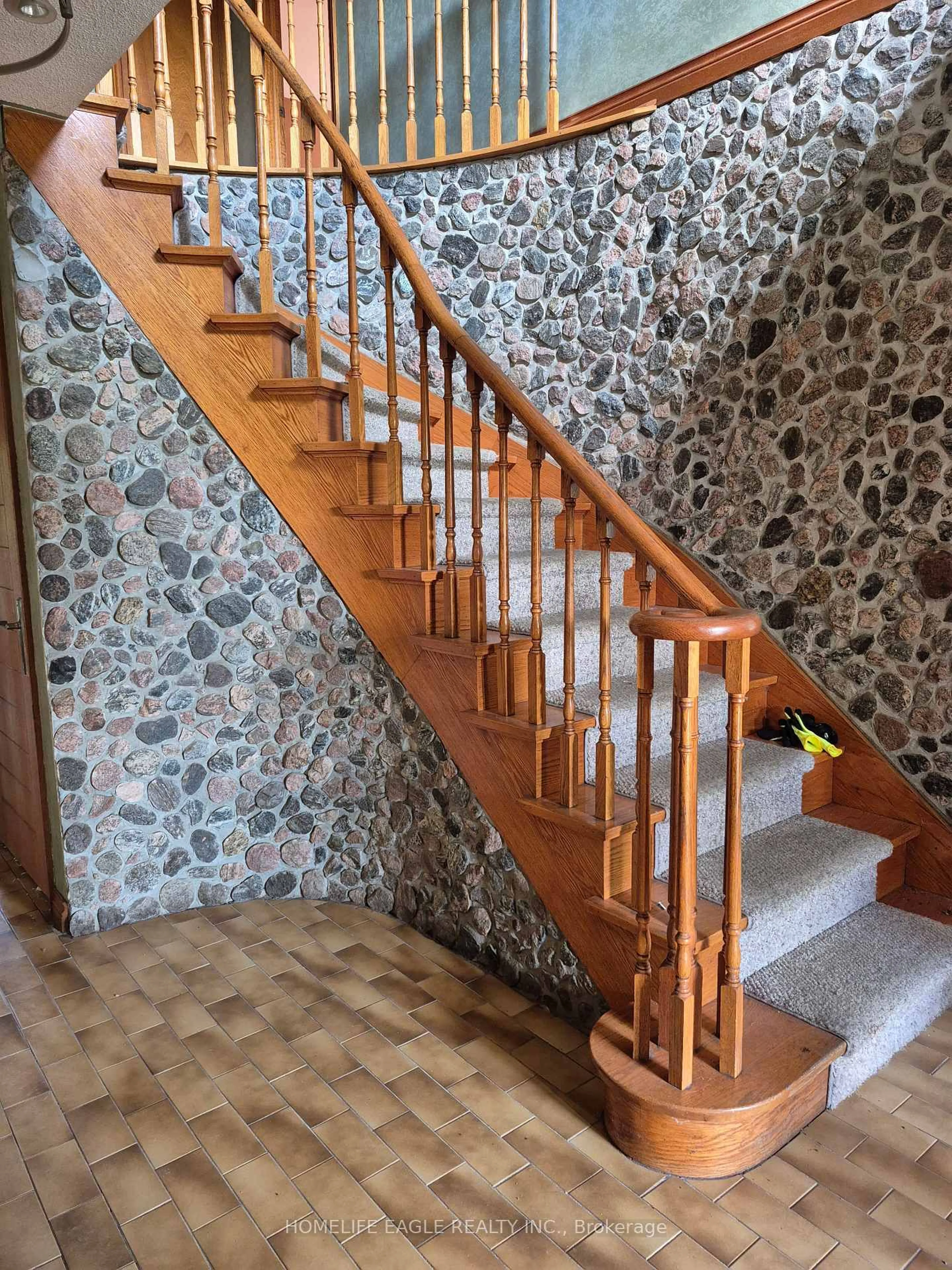 Stairs for 900 19th Ave, Richmond Hill Ontario L4E 3R2