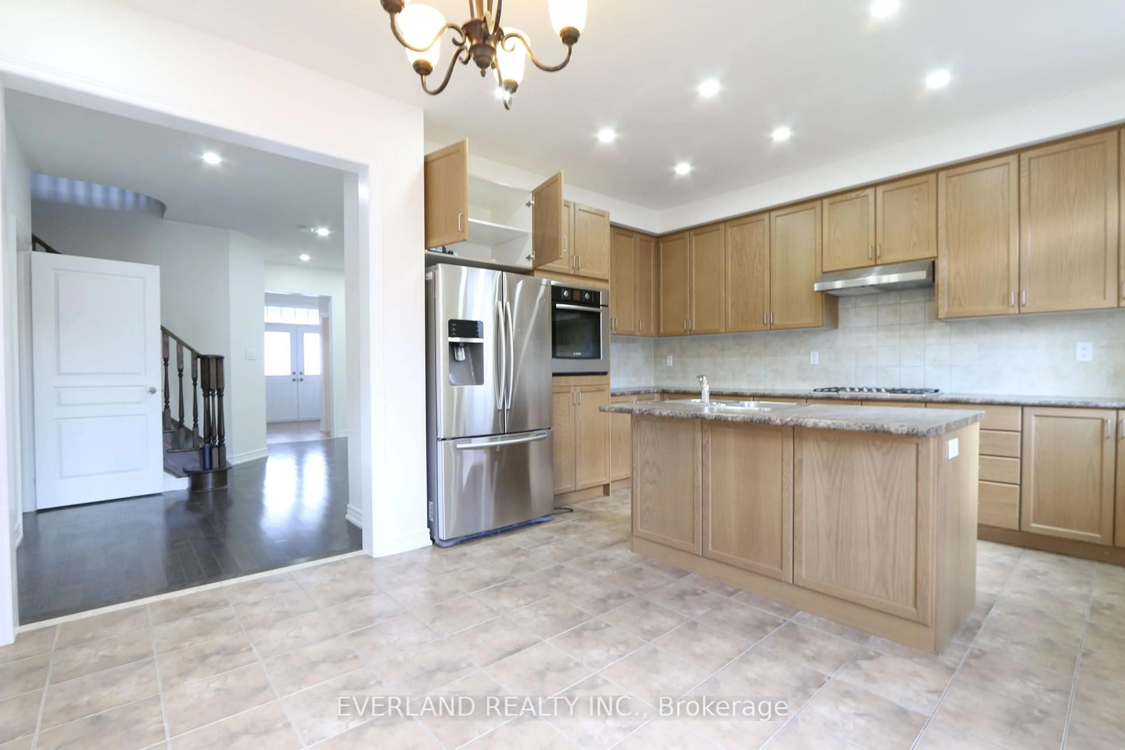 Open concept kitchen, ceramic/tile floor for 51 Lucida Crt, Whitchurch-Stouffville Ontario L4A 1S1