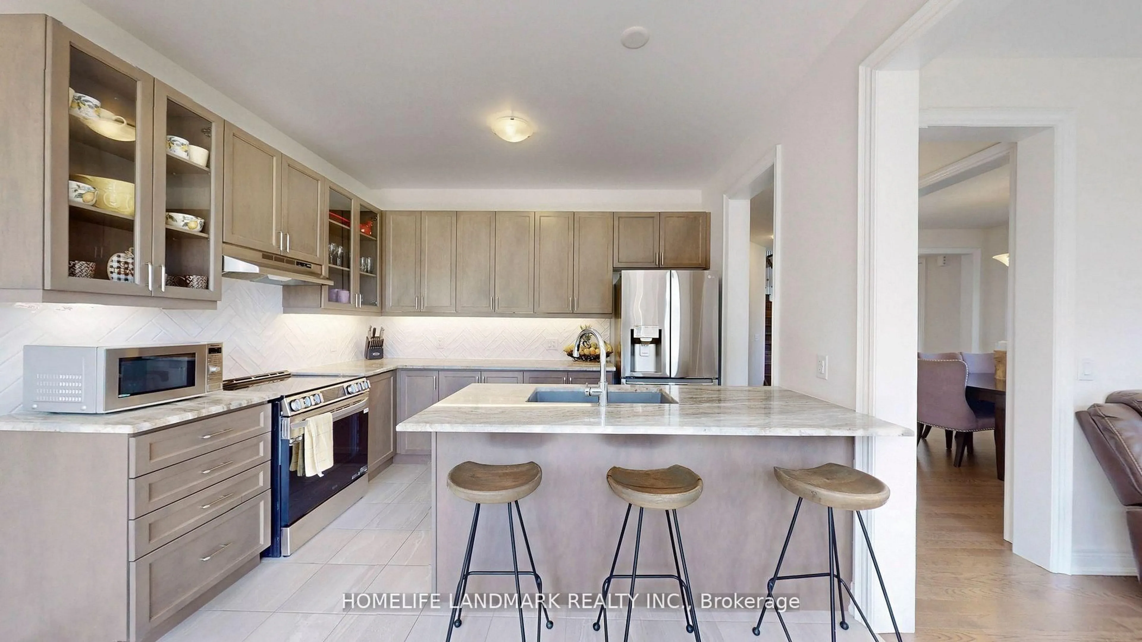 Contemporary kitchen, ceramic/tile floor for 199 SEAVIEW Hts, East Gwillimbury Ontario L9N 0S3