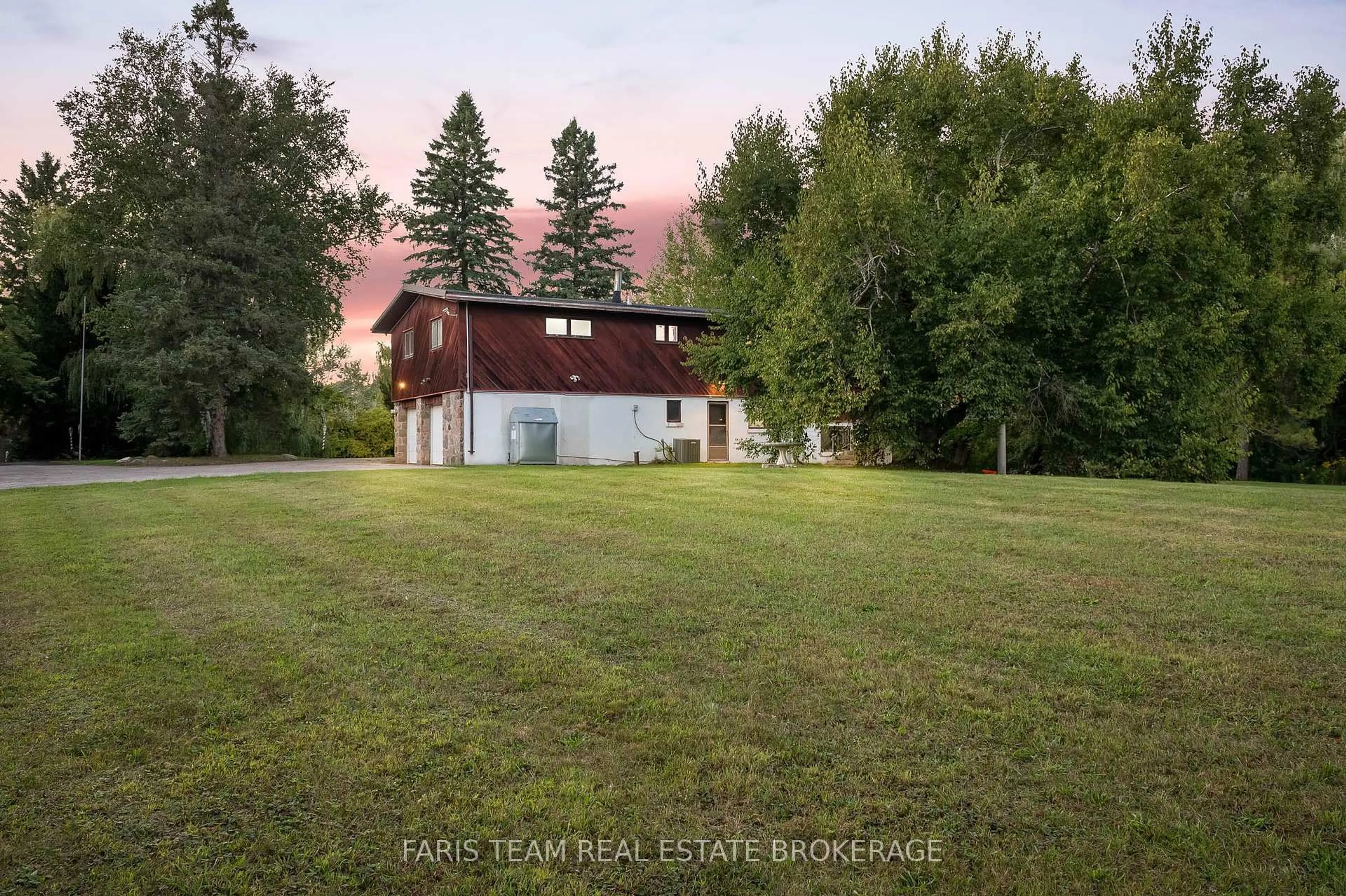A pic from outside/outdoor area/front of a property/back of a property/a pic from drone, unknown for 175 South Summit Farm Rd, King Ontario L4N 8Y2