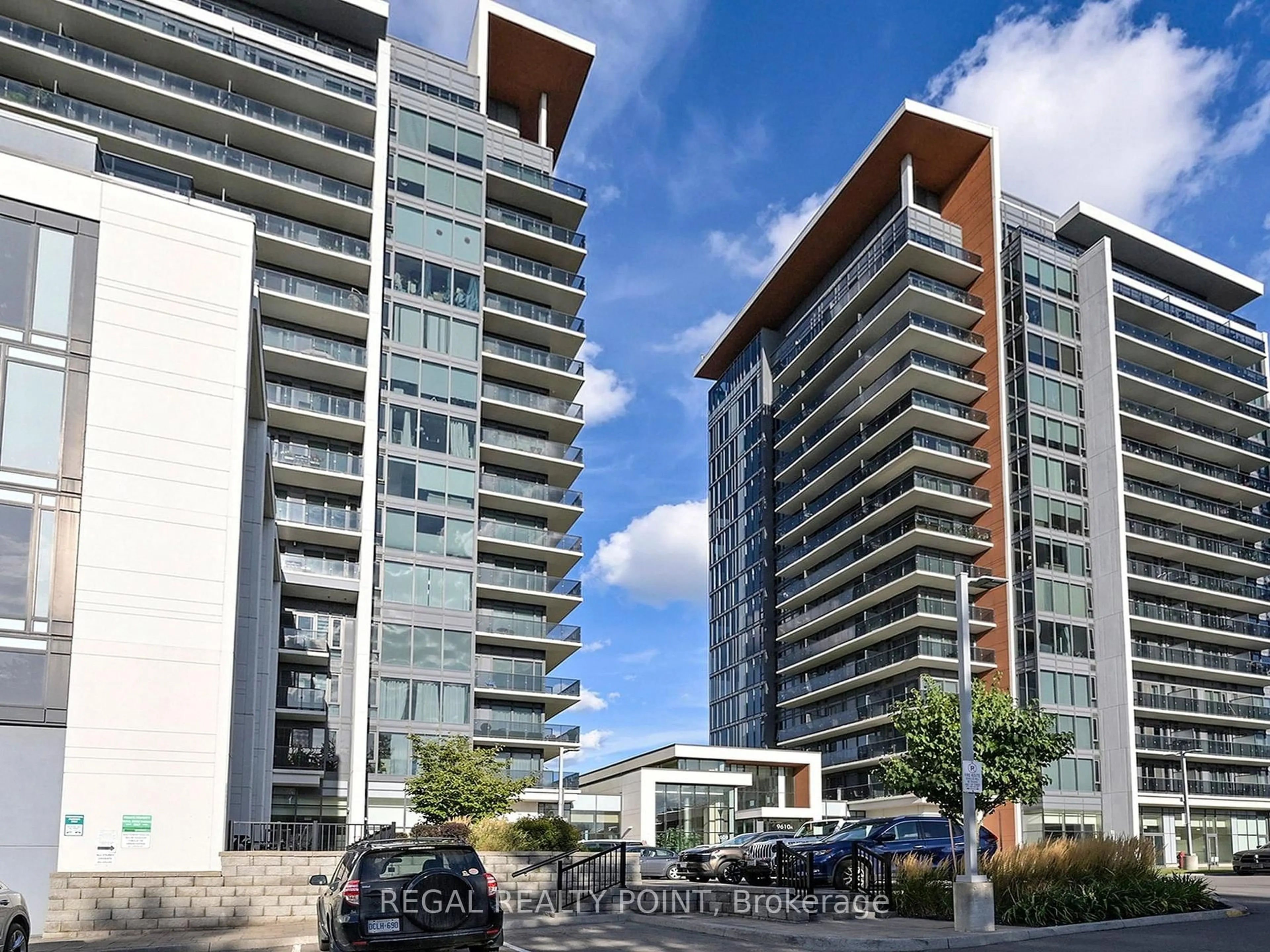 A pic from outside/outdoor area/front of a property/back of a property/a pic from drone, street for 9608 Yonge St #708, Richmond Hill Ontario L4C 1V6
