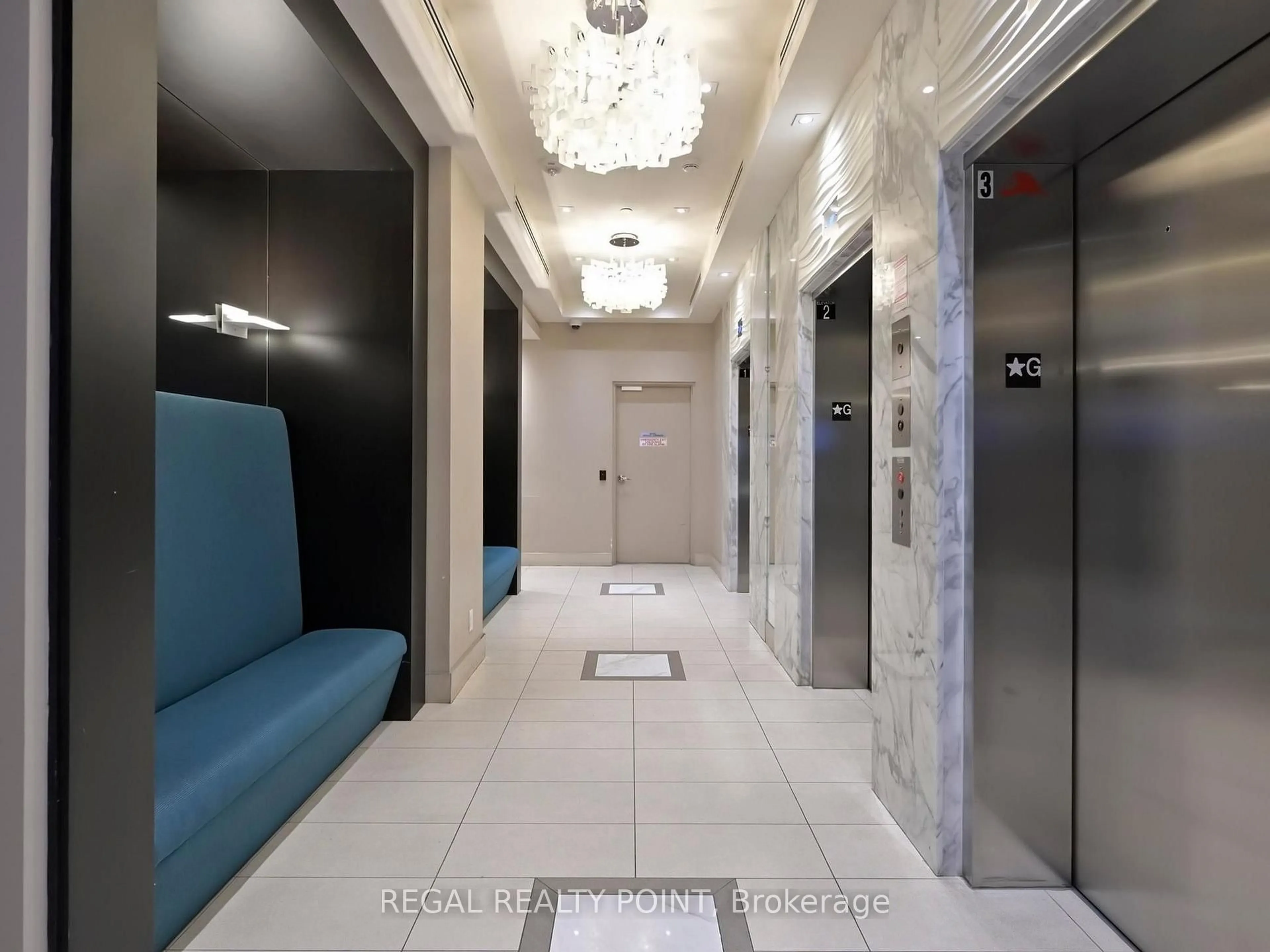 Indoor foyer for 9608 Yonge St #708, Richmond Hill Ontario L4C 1V6