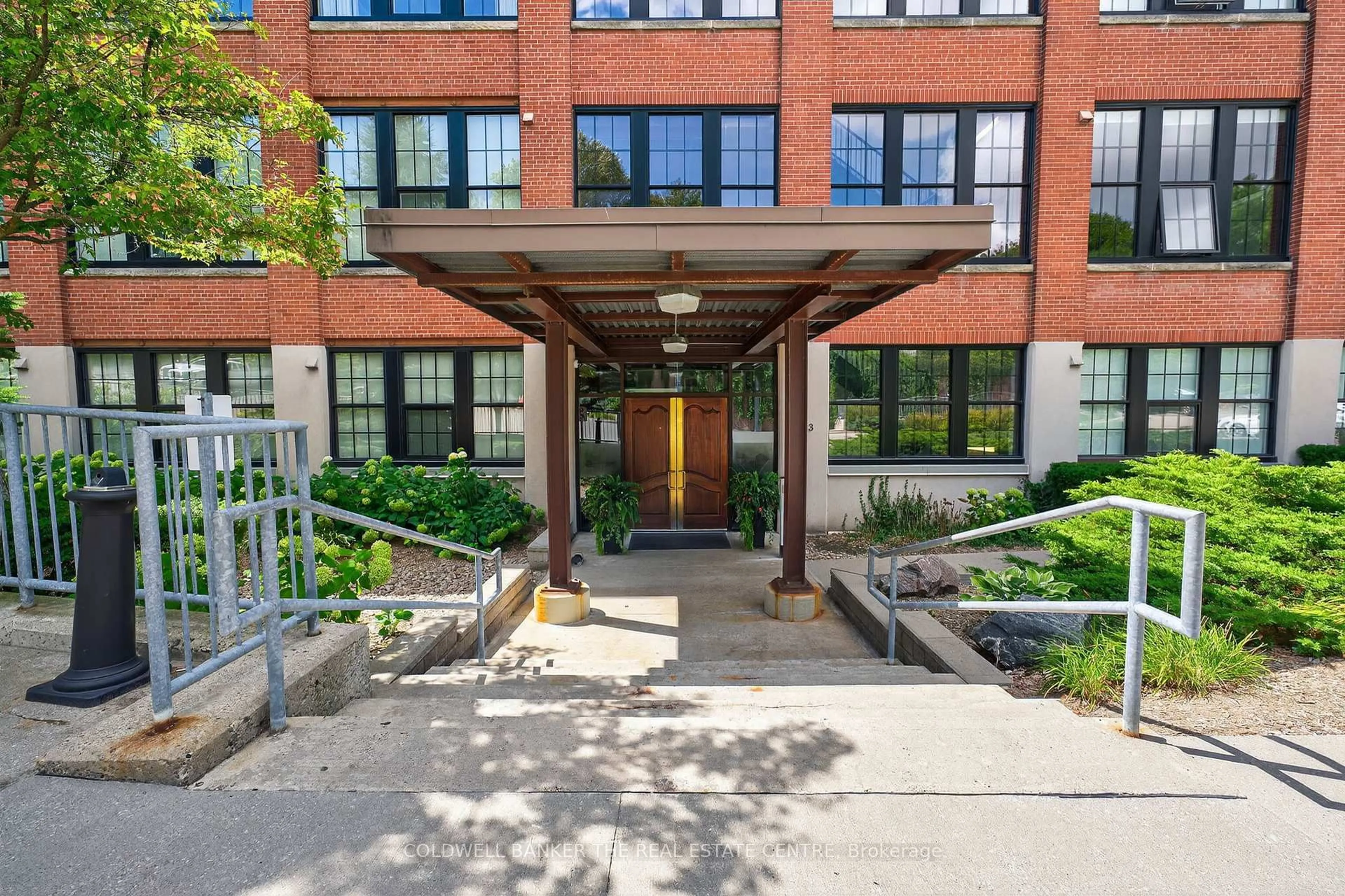 Indoor foyer for 543 Timothy St #318, Newmarket Ontario L3Y 1R1