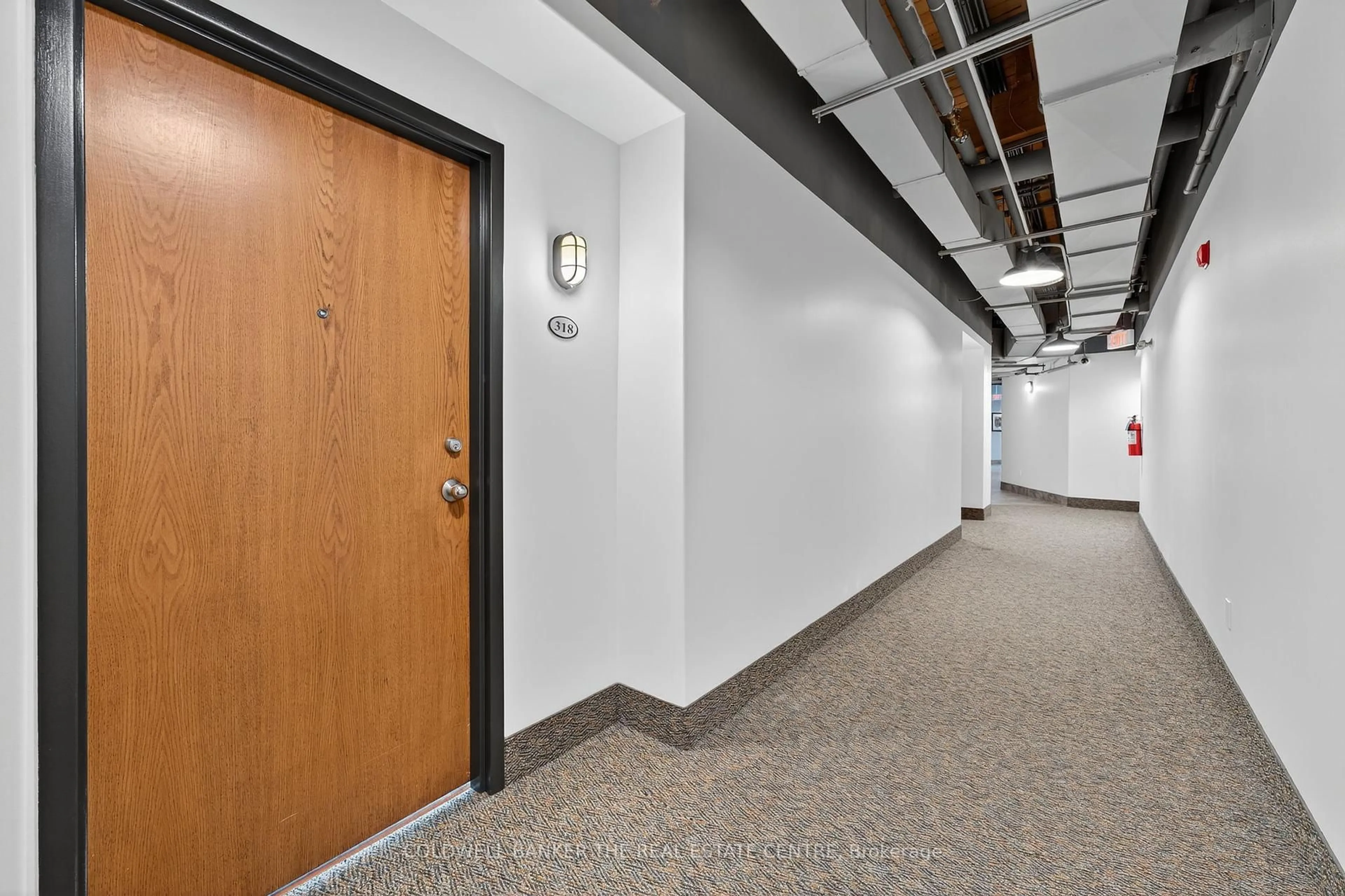 Indoor foyer for 543 Timothy St #318, Newmarket Ontario L3Y 1R1