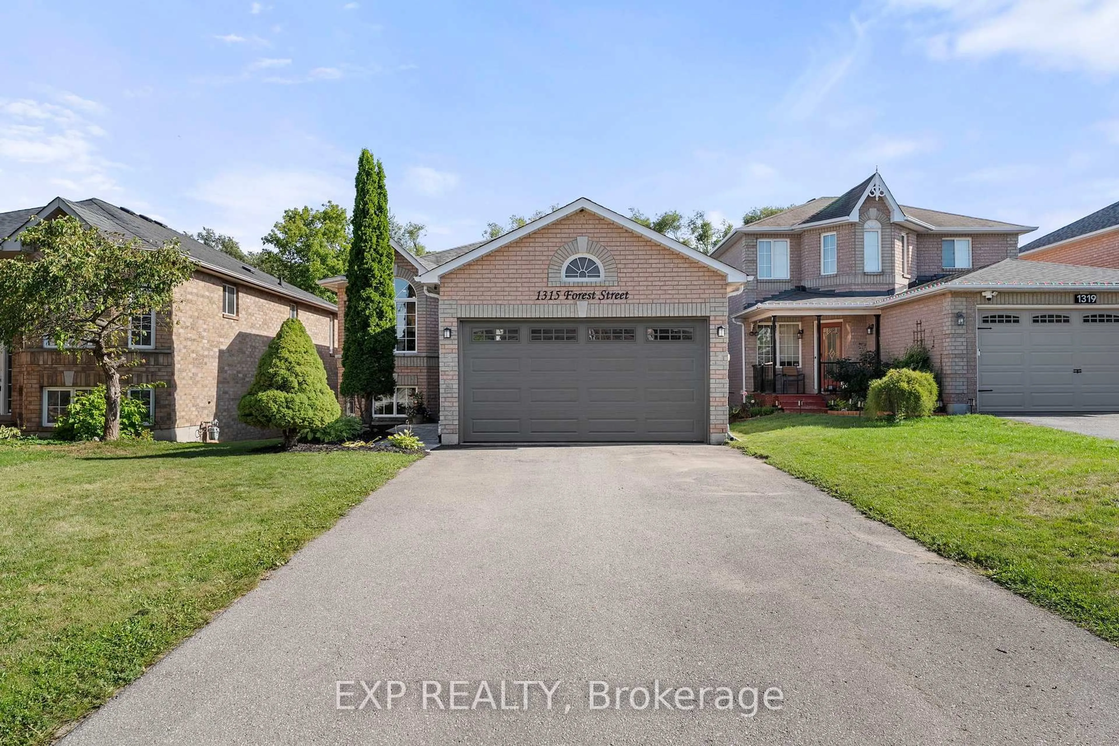 A pic from outside/outdoor area/front of a property/back of a property/a pic from drone, street for 1315 Forest St, Innisfil Ontario L9S 1Z7