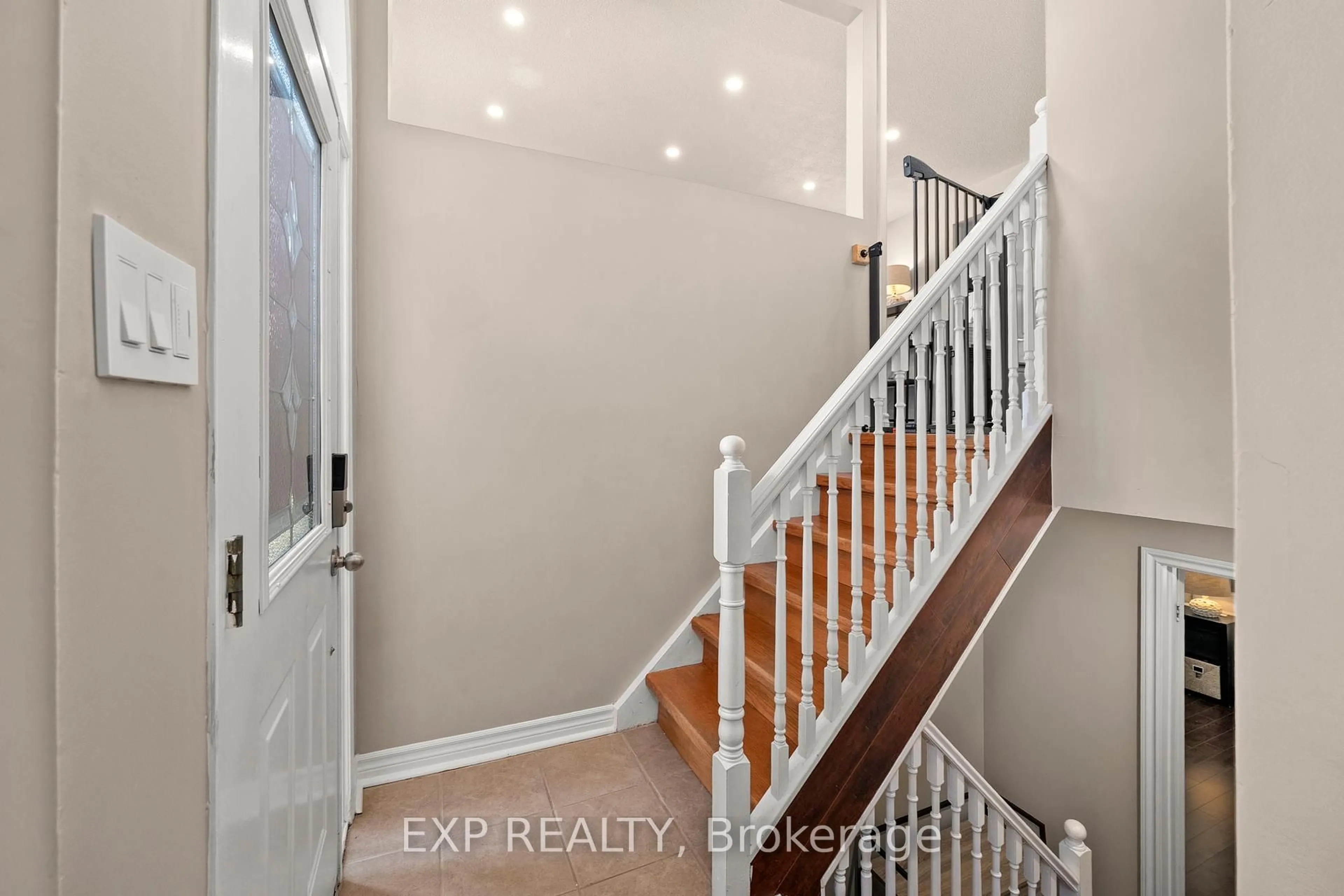 Indoor entryway for 1315 Forest St, Innisfil Ontario L9S 1Z7